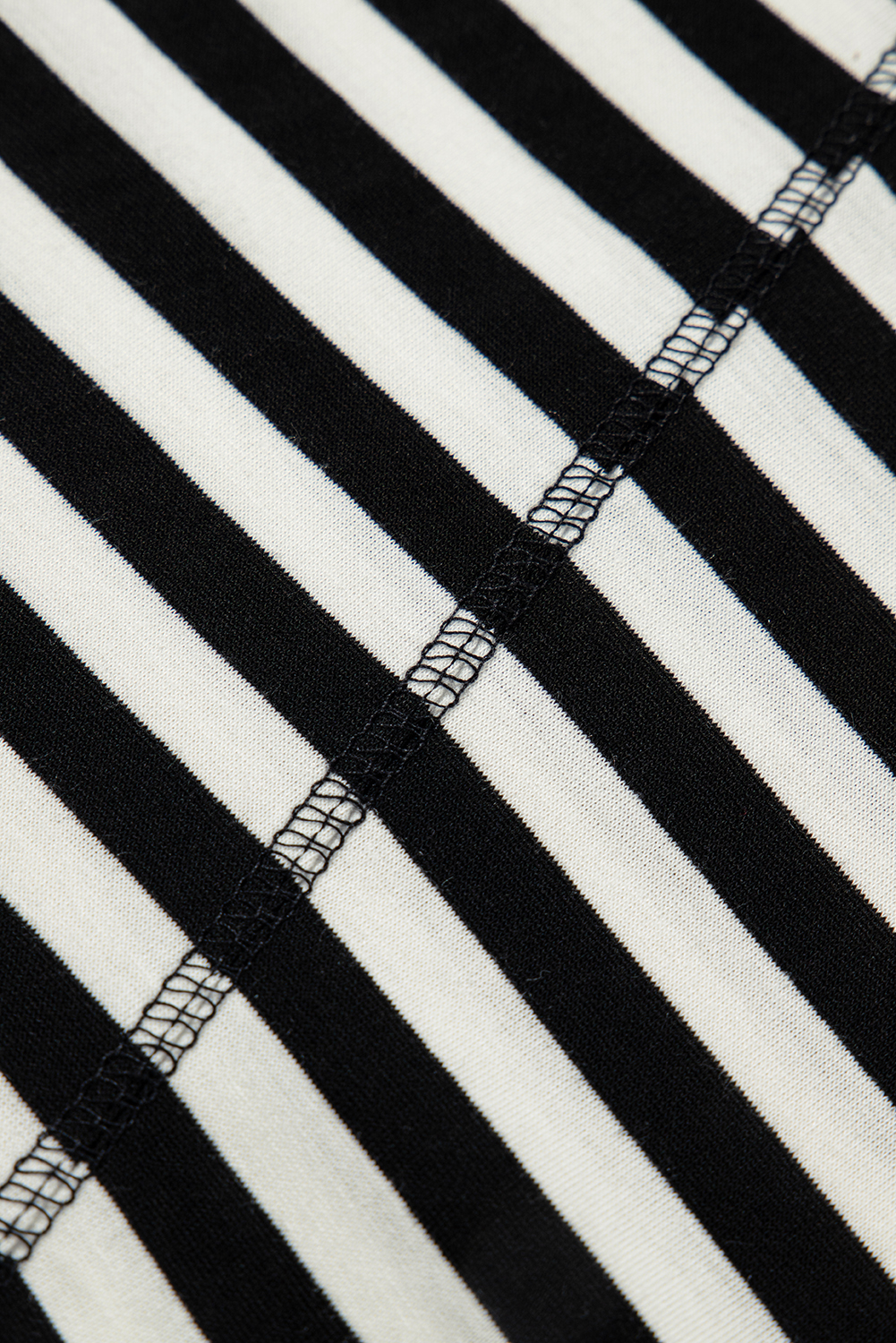 Versatile Oversized Women's Top with Stripes - Perfect for Daily and Summer Style - Detail View 11 Versatile Oversized Women's Top with Stripes - Perfect for Daily and Summer Style - Detail View 11