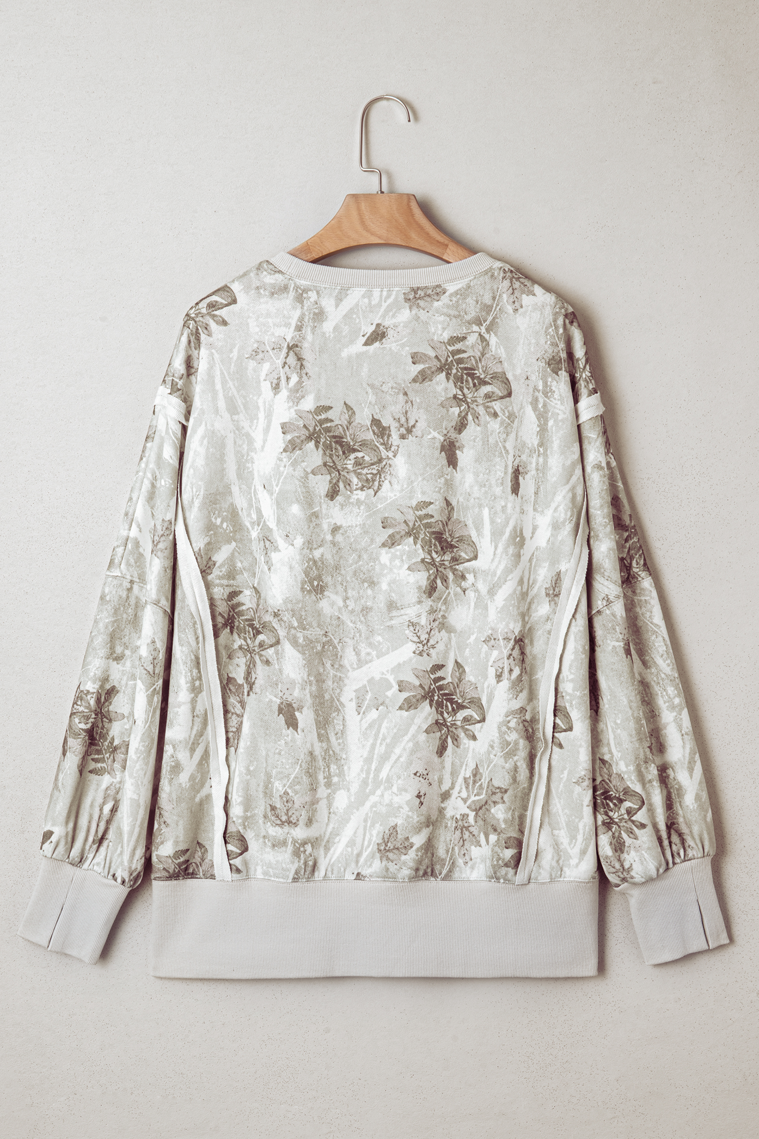 Women's Patchwork Camo Print Baggy Sweatshirt – Fall Comfort for Everyday Outings - Detail View 5 Women's Patchwork Camo Print Baggy Sweatshirt – Fall Comfort for Everyday Outings - Detail View 5