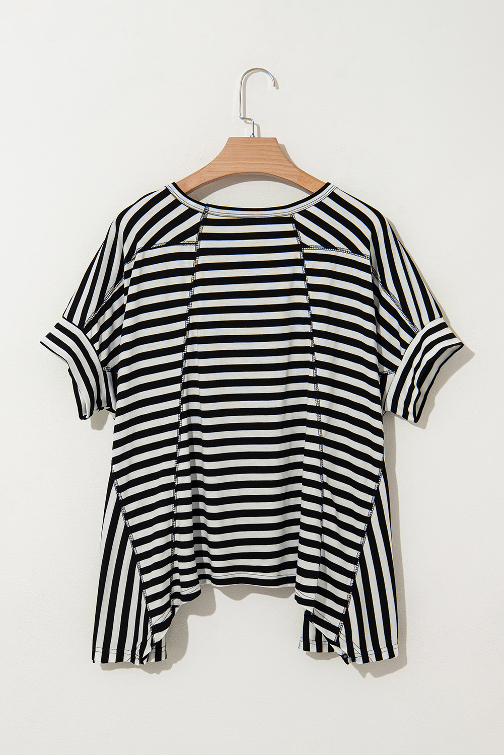 Versatile Oversized Women's Top with Stripes - Perfect for Daily and Summer Style - Detail View 7 Versatile Oversized Women's Top with Stripes - Perfect for Daily and Summer Style - Detail View 7