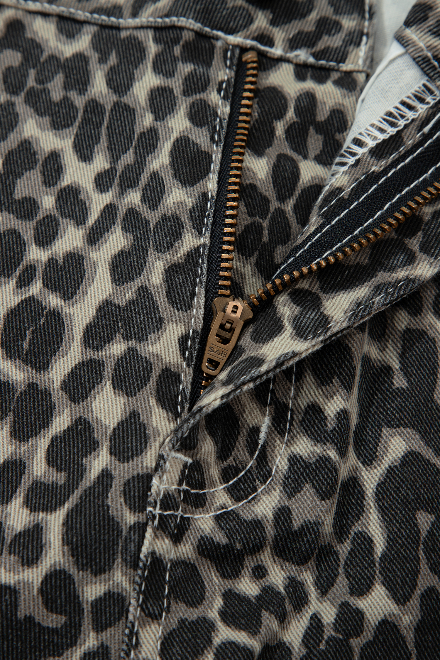 Chic Black Leopard Print High Waist Barrel Jeans for Women – Perfect for Autumn Outings - Detail View 11 Chic Black Leopard Print High Waist Barrel Jeans for Women – Perfect for Autumn Outings - Detail View 11