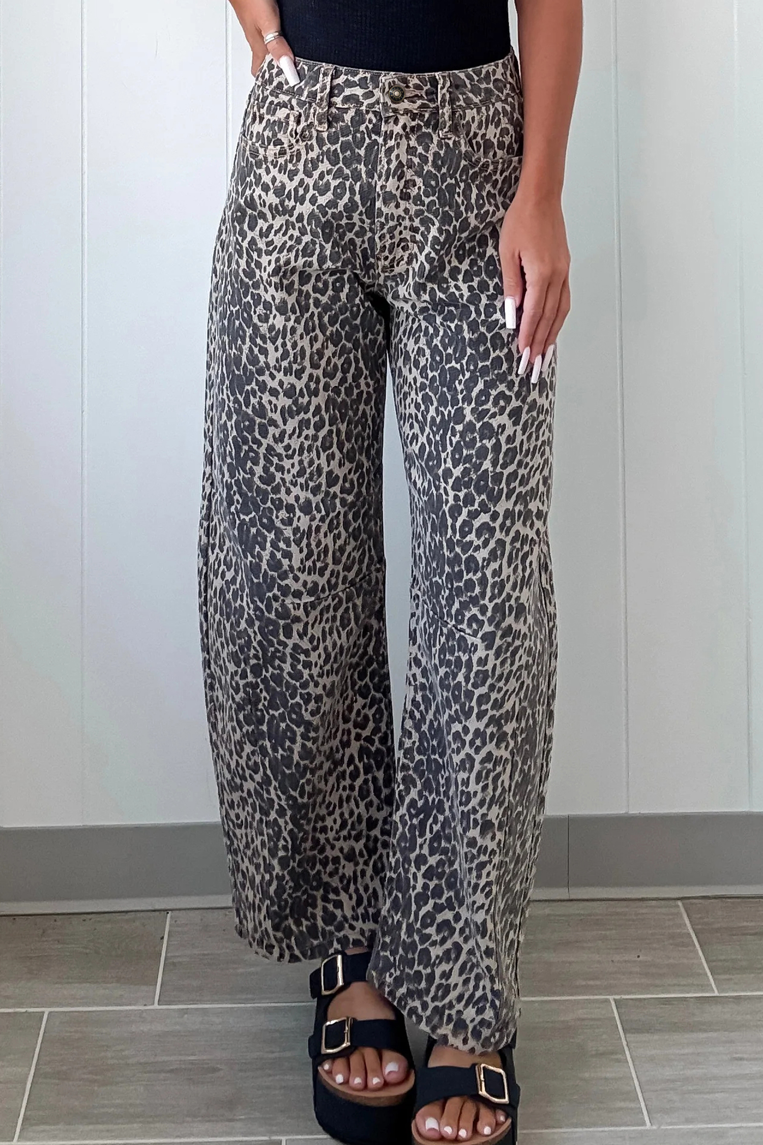 Fashionable High Waist Barrel Jeans with Black Leopard Print – Ideal for Everyday Wear - Detail View 6 Fashionable High Waist Barrel Jeans with Black Leopard Print – Ideal for Everyday Wear - Detail View 6