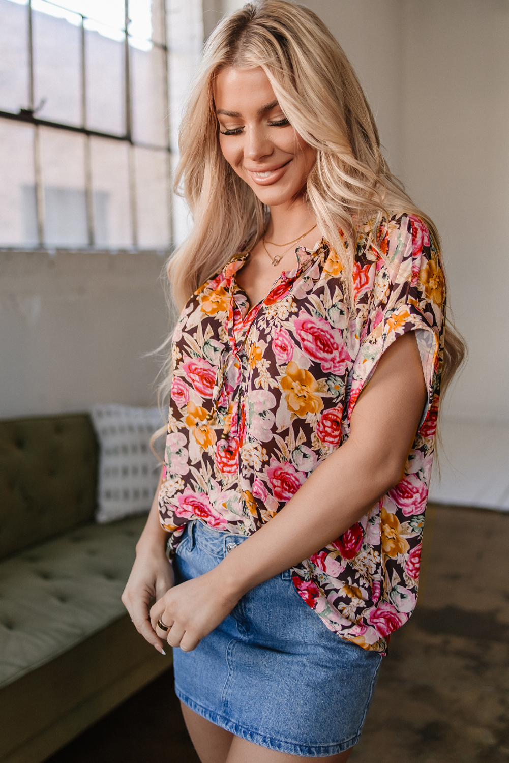 Trendy Floral Print Shift Top - Relaxed Fit Crew Neck Blouse for Summer - Detail View 3 Trendy Floral Print Shift Top - Relaxed Fit Crew Neck Blouse for Summer - Detail View 3