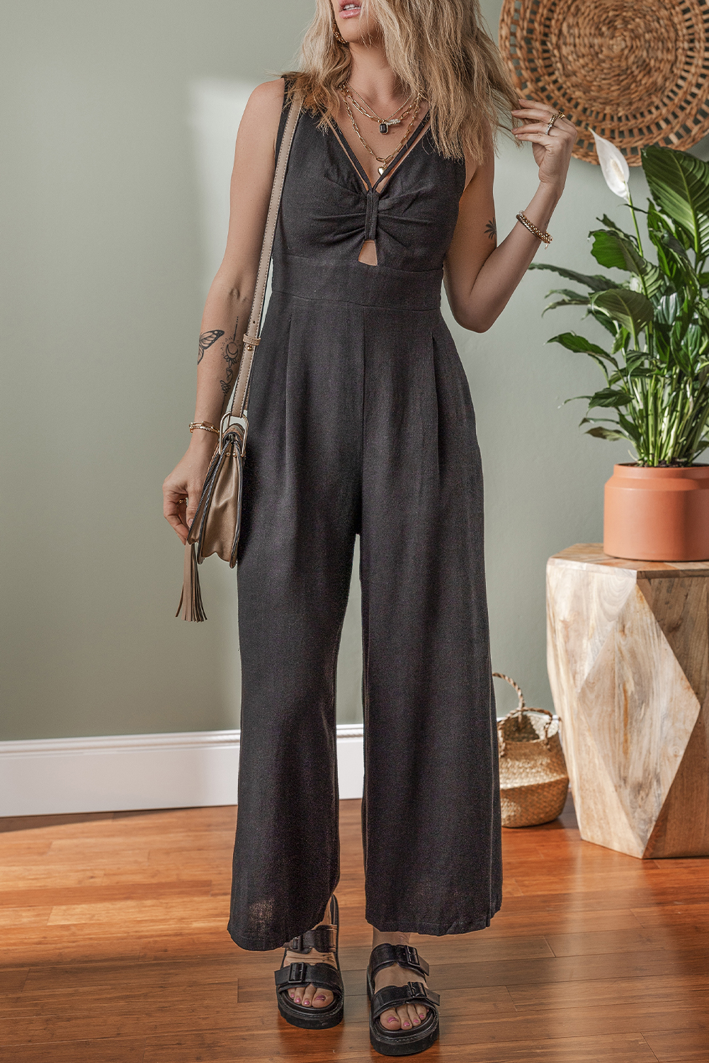 Women's Jumpsuit, Black Jumpsuit, Sleeveless, Front Cut Out, Smocked Back, Wide Leg Pants, Casual Wear, Summer Fashion, Trendy Silhouette, Comfortable Fit, Solid Color, Daily Wear, Fit and Flare Style, High Waist - Detail View 4 Women's Jumpsuit, Black Jumpsuit, Sleeveless, Front Cut Out, Smocked Back, Wide Leg Pants, Casual Wear, Summer Fashion, Trendy Silhouette, Comfortable Fit, Solid Color, Daily Wear, Fit and Flare Style, High Waist - Detail View 4