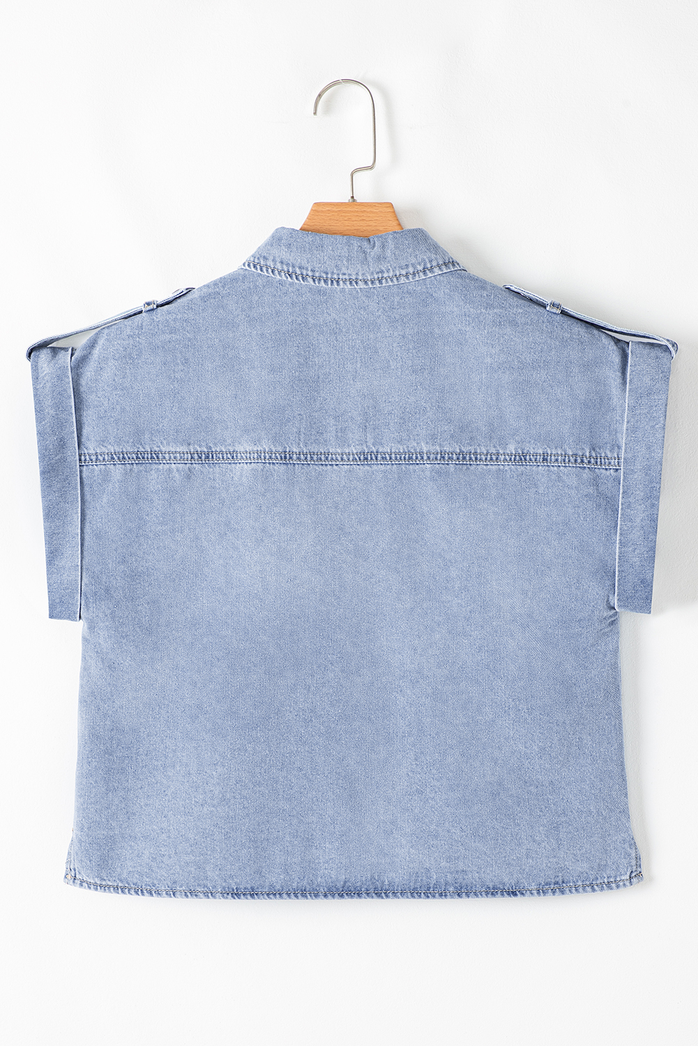 Fashionable Boxy Fit Cropped Shirt for Summer - Versatile Denim Blouse - Detail View 15 Fashionable Boxy Fit Cropped Shirt for Summer - Versatile Denim Blouse - Detail View 15