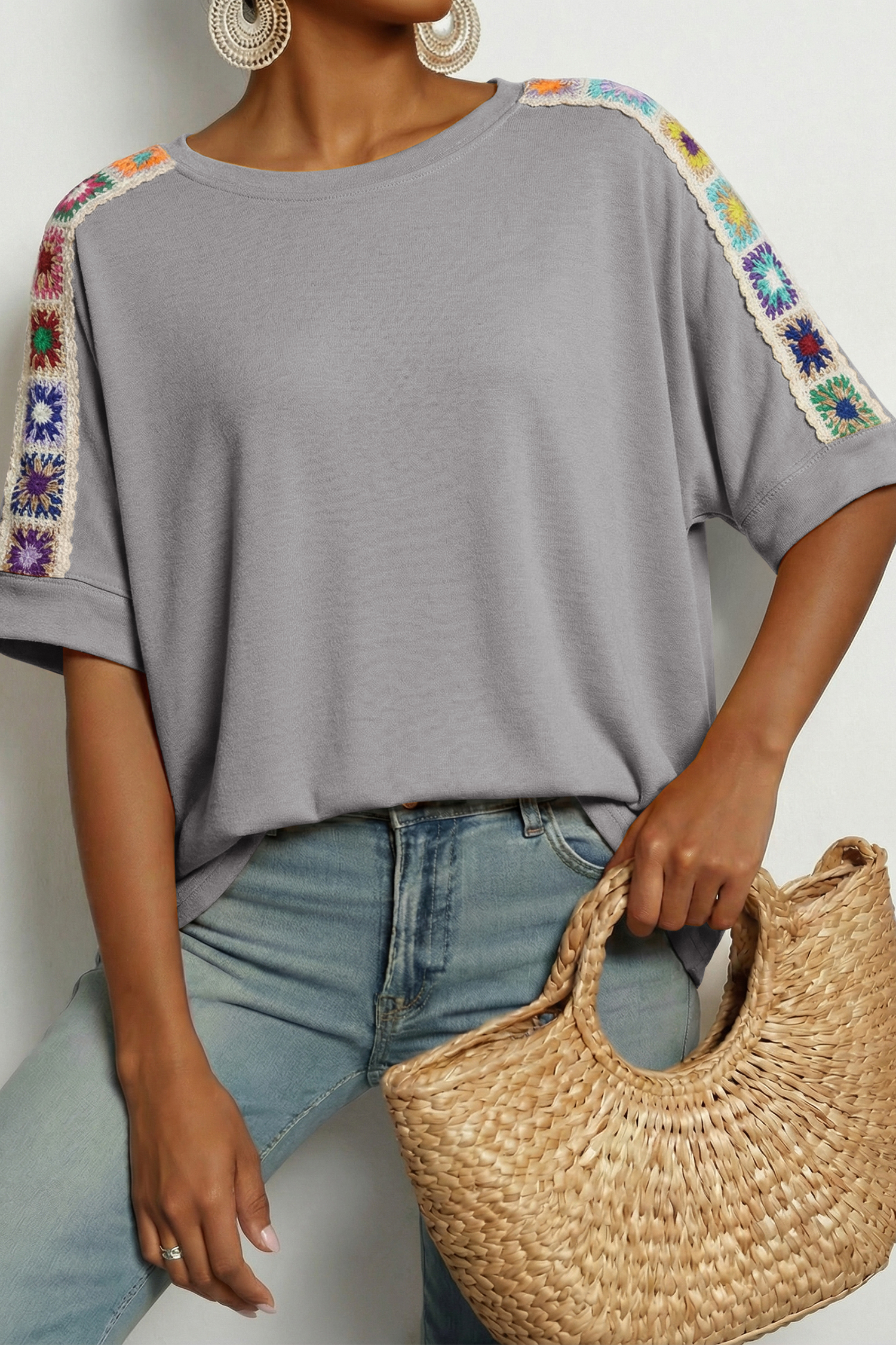 Casual Light Grey T-Shirt with Crochet Accents – Ideal for Everyday Outfits - Detail View 6 Casual Light Grey T-Shirt with Crochet Accents – Ideal for Everyday Outfits - Detail View 6