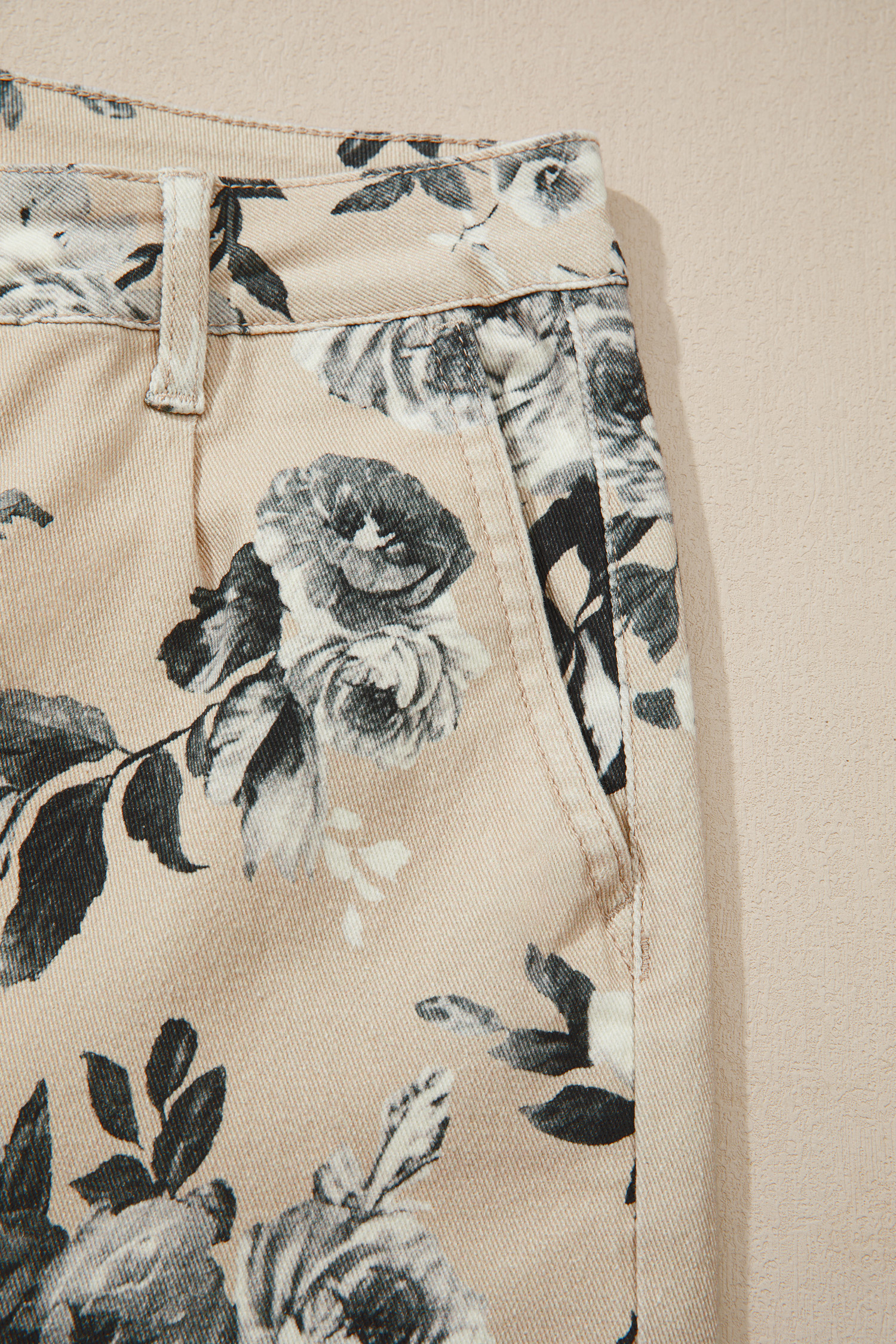 Women's Retro Floral Print Wide Leg Jeans – High Waist Loose Denim Pants for Daily Wear - Detail View 16 Women's Retro Floral Print Wide Leg Jeans – High Waist Loose Denim Pants for Daily Wear - Detail View 16