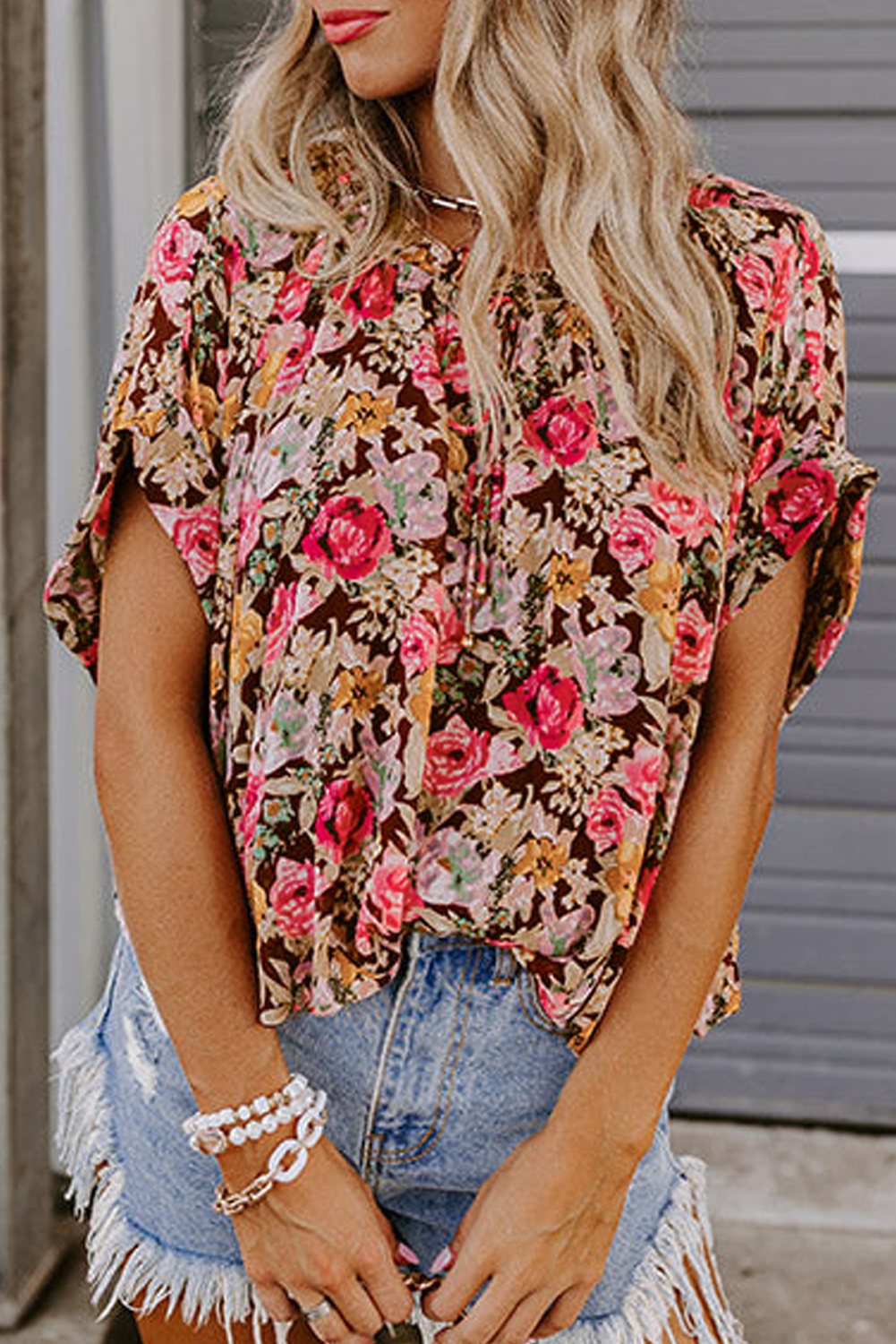 Stylish and Comfortable Pink Floral Blouse with Short Sleeves for Daily Wear - Detail View 10 Stylish and Comfortable Pink Floral Blouse with Short Sleeves for Daily Wear - Detail View 10