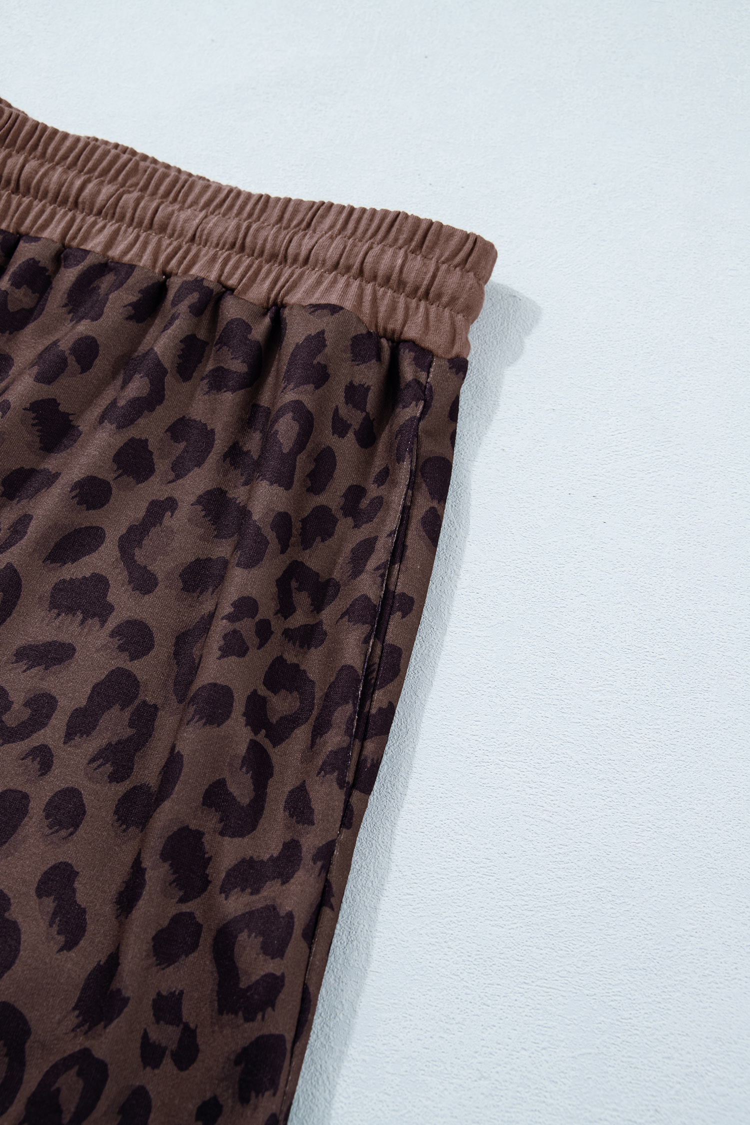 Women's Summer Leopard Short Set – V-Neck Casual Two-Piece Outfit with High Waist Colorblock Design - Detail View 9 Women's Summer Leopard Short Set – V-Neck Casual Two-Piece Outfit with High Waist Colorblock Design - Detail View 9