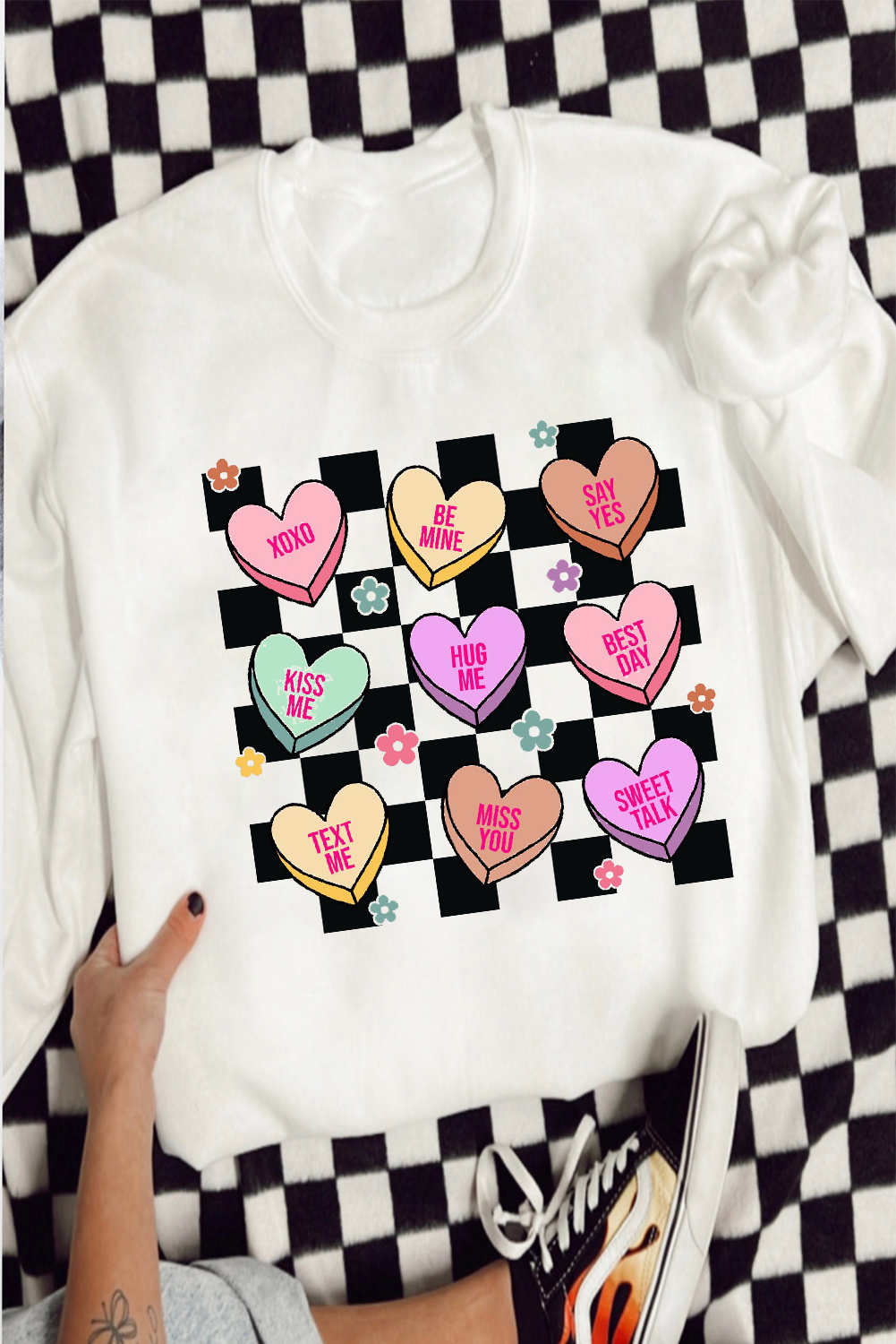 Chic Casual Long Sleeve Sweatshirt with Heart Design - Perfect for Valentine's Day - Detail View 3 Chic Casual Long Sleeve Sweatshirt with Heart Design - Perfect for Valentine's Day - Detail View 3