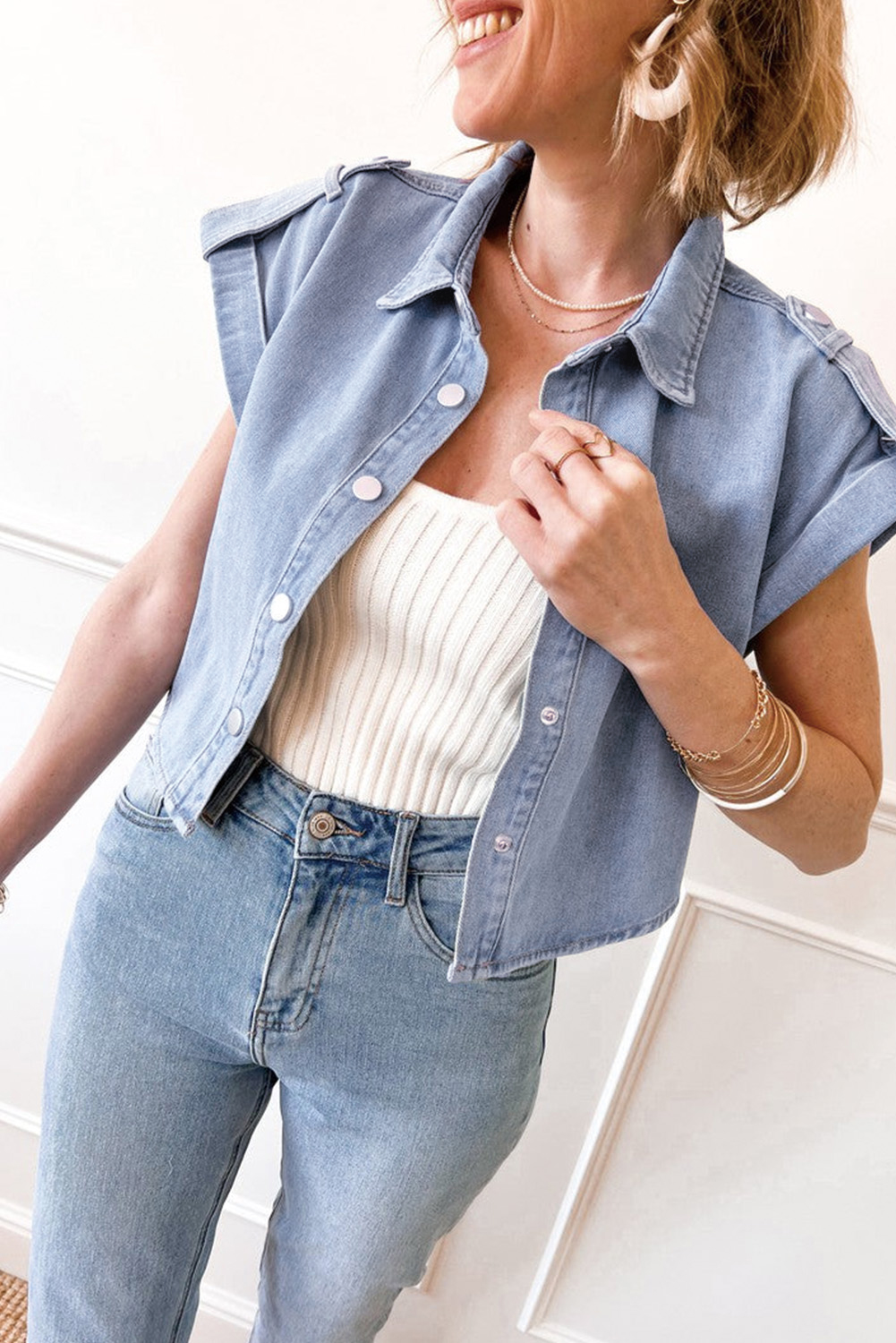 Fashionable Boxy Fit Cropped Shirt for Summer - Versatile Denim Blouse - Detail View 23 Fashionable Boxy Fit Cropped Shirt for Summer - Versatile Denim Blouse - Detail View 23