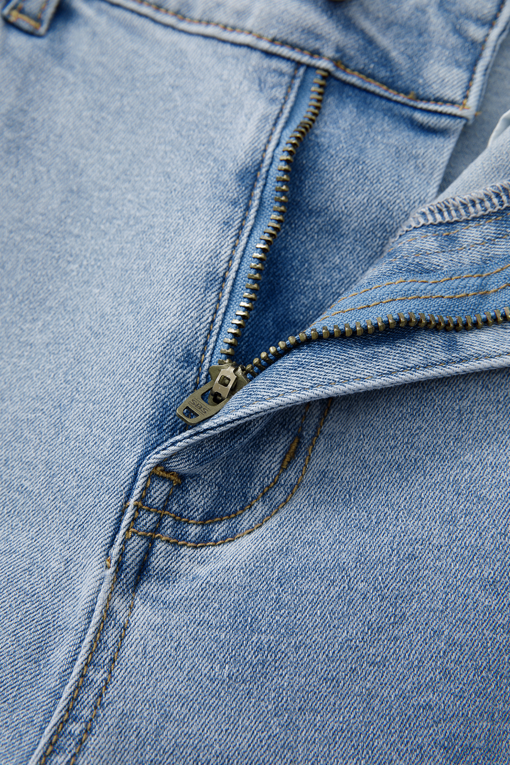 Stylish Medium Wash Cargo Jeans for Women - Bowknot Detail & Wide Leg - Detail View 10 Stylish Medium Wash Cargo Jeans for Women - Bowknot Detail & Wide Leg - Detail View 10