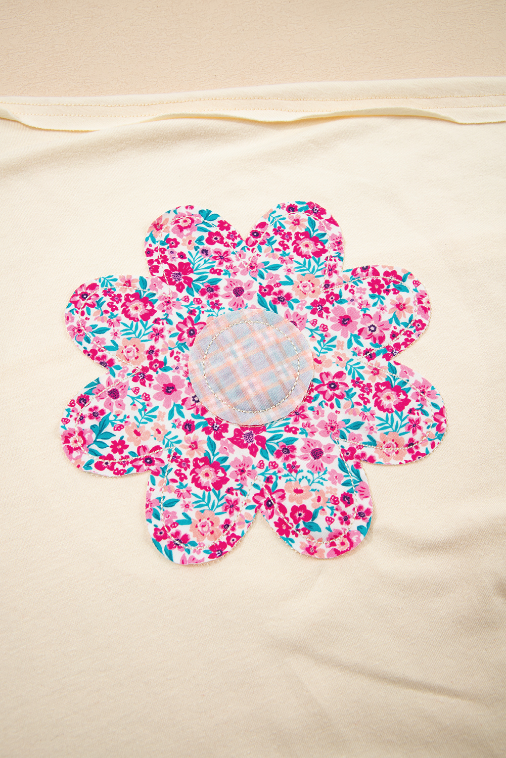 Casual Round Neck T-Shirt with Vibrant Floral Patch Design for Summer - Detail View 6 Casual Round Neck T-Shirt with Vibrant Floral Patch Design for Summer - Detail View 6