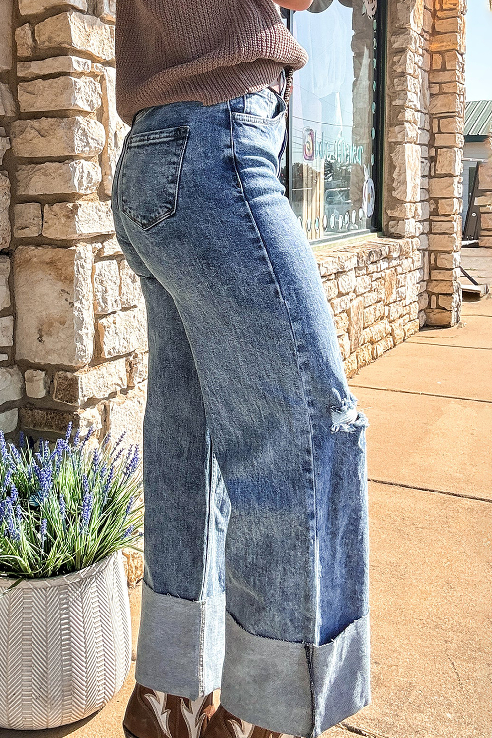 Fashionable High Waist Denim Pants - Wide Leg Design for a Chic Look - Detail View 2 Fashionable High Waist Denim Pants - Wide Leg Design for a Chic Look - Detail View 2