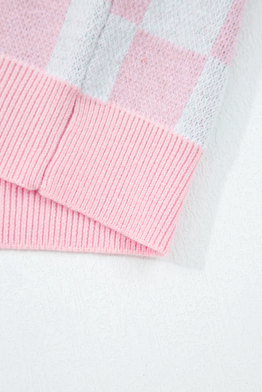 Chic Pink Checkered Cardigan Sweater – Perfect for Autumn Festivities and Everyday Style - Detail View 9 Chic Pink Checkered Cardigan Sweater – Perfect for Autumn Festivities and Everyday Style - Detail View 9
