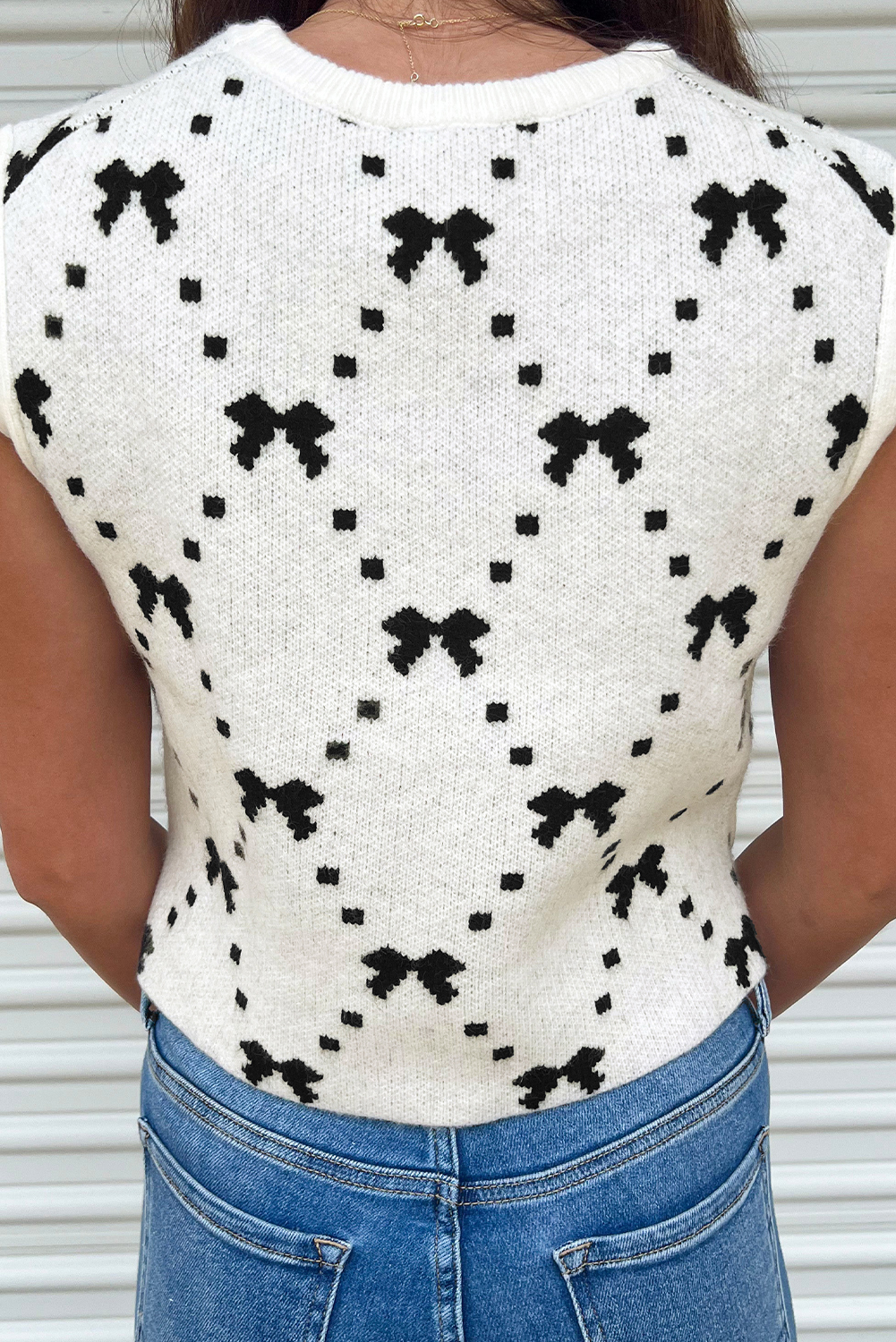 Stylish Sleeveless Knit Vest with Bow Design - Perfect for Casual Summer Outfits - Detail View 2 Stylish Sleeveless Knit Vest with Bow Design - Perfect for Casual Summer Outfits - Detail View 2