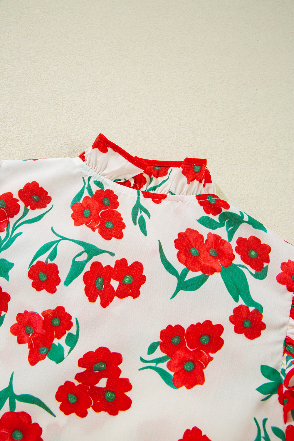 Stylish Short Sleeve Blouse with Ruffled Details - Perfect for Summer - Detail View 10 Stylish Short Sleeve Blouse with Ruffled Details - Perfect for Summer - Detail View 10