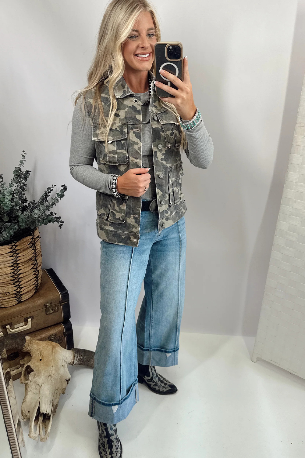 Women's Green Camo Cargo Denim Vest – Versatile Layering Piece for Daily Casual Outfits - Detail View 7 Women's Green Camo Cargo Denim Vest – Versatile Layering Piece for Daily Casual Outfits - Detail View 7