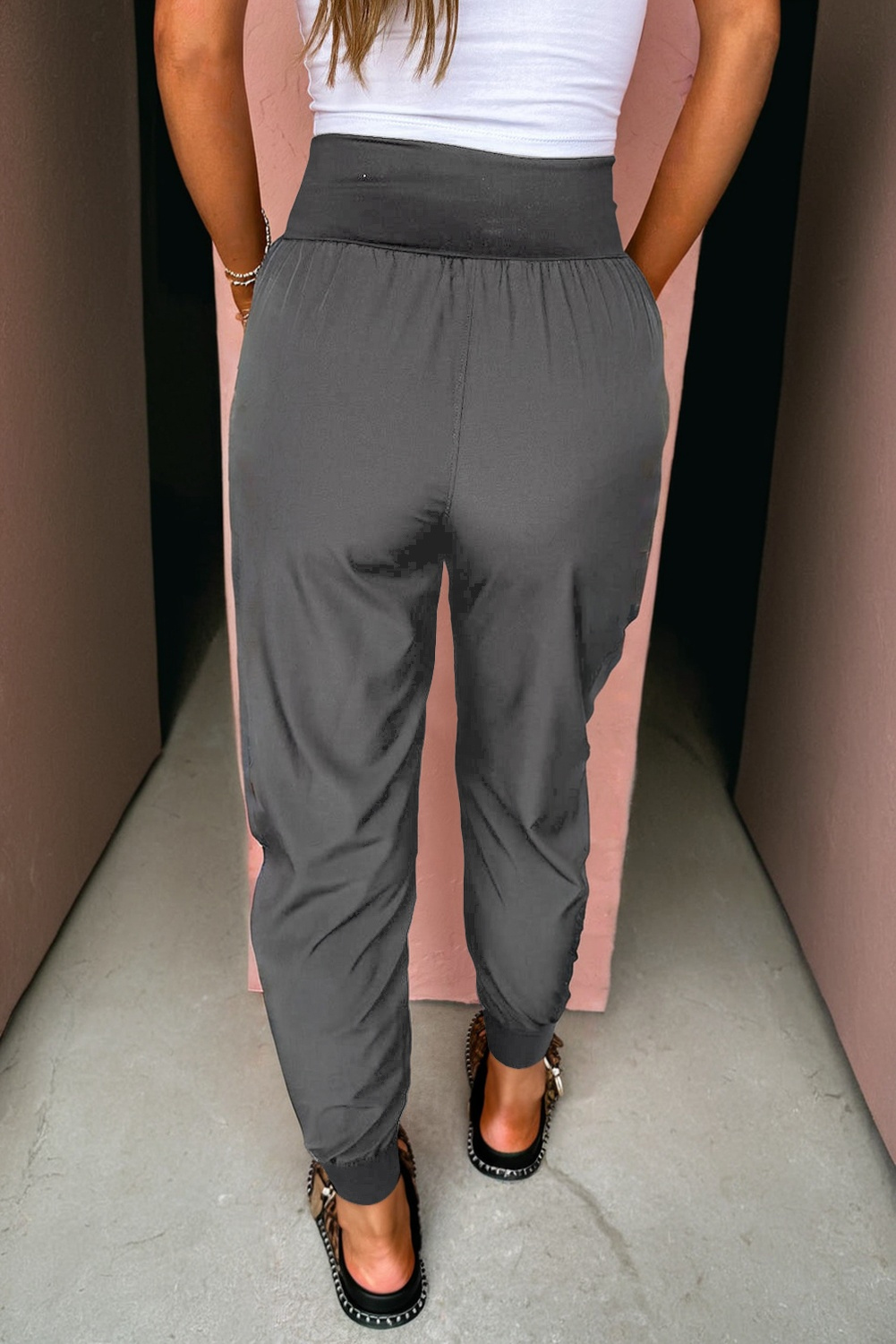 Casual Medium Grey Pocketed Cargo Jogger Pants for Women – Comfort Meets Style for Autumn Days - Detail View 2 Casual Medium Grey Pocketed Cargo Jogger Pants for Women – Comfort Meets Style for Autumn Days - Detail View 2