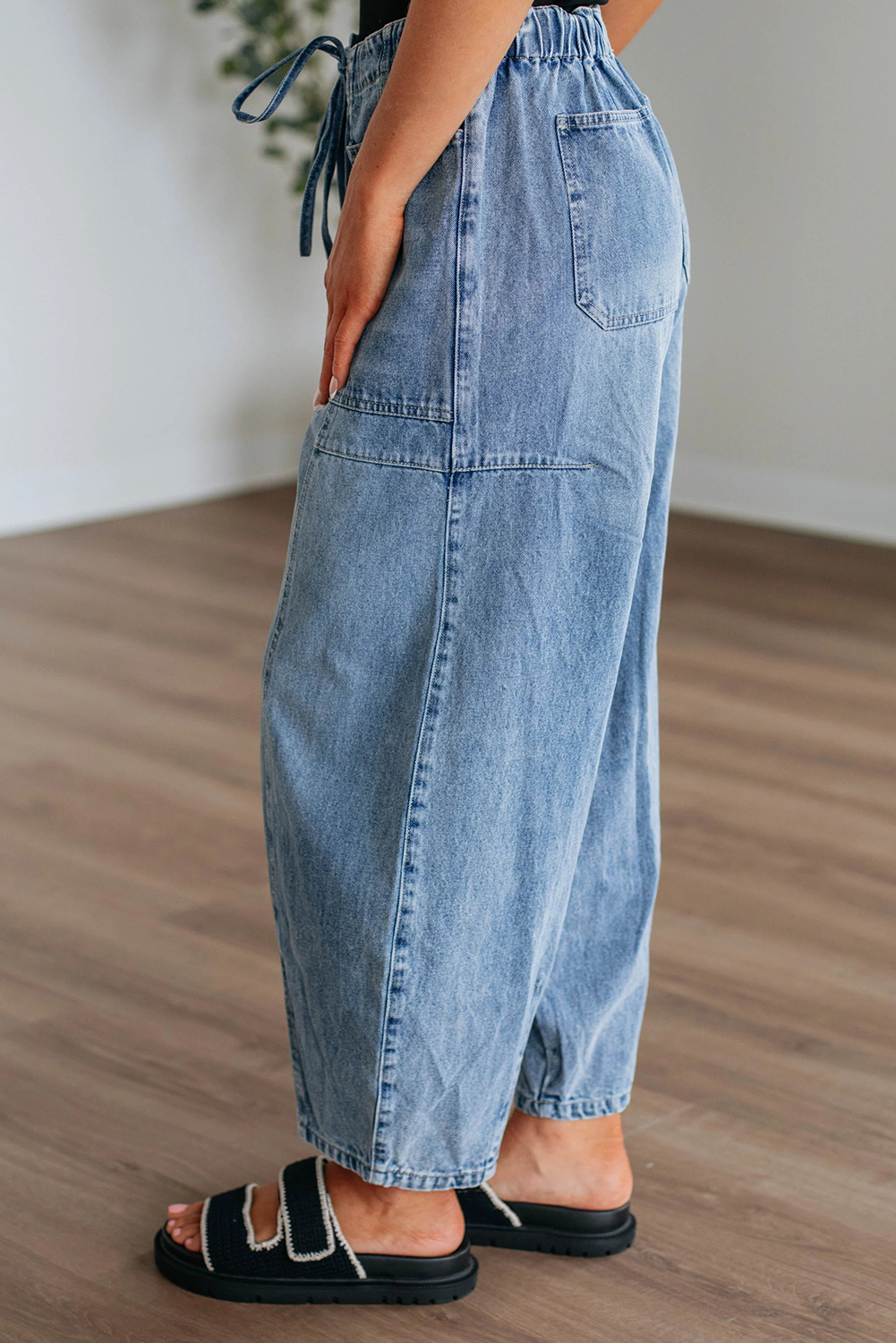 Stylish Fall & Autumn Wide Leg Jeans - Comfortable High Waist Design - Detail View 3 Stylish Fall & Autumn Wide Leg Jeans - Comfortable High Waist Design - Detail View 3