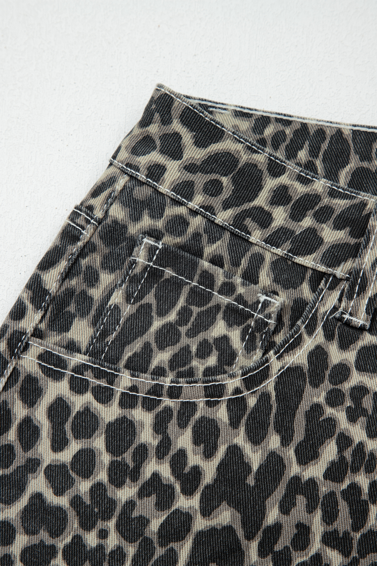 Fashionable High Waist Barrel Jeans with Black Leopard Print – Ideal for Everyday Wear - Detail View 12 Fashionable High Waist Barrel Jeans with Black Leopard Print – Ideal for Everyday Wear - Detail View 12