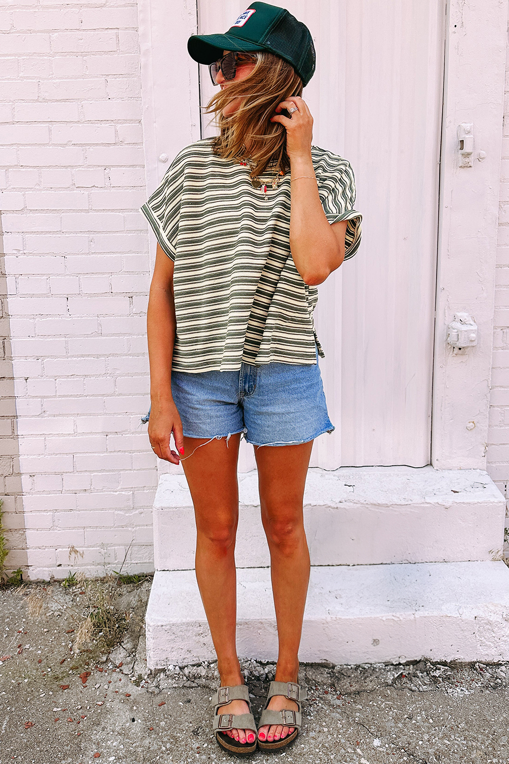 Versatile Crew Neck Tee with Side Slits - Stylish Striped Design for Daily Wear - Detail View 3 Versatile Crew Neck Tee with Side Slits - Stylish Striped Design for Daily Wear - Detail View 3