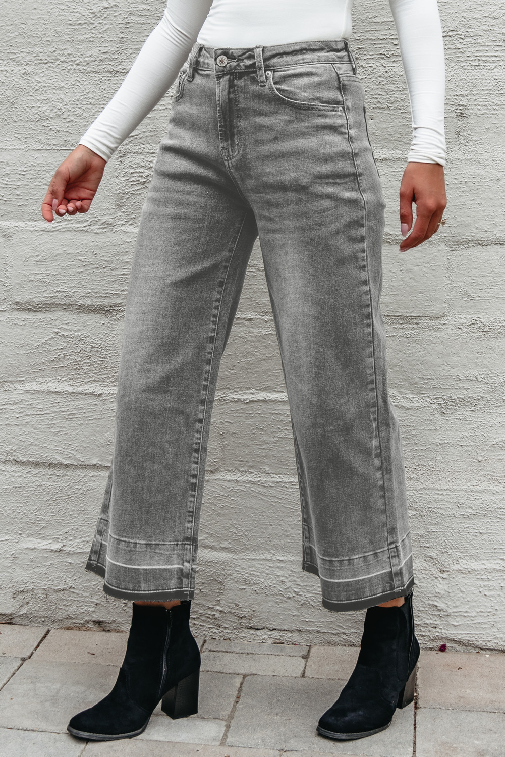 Gray Loose Fit High Waist Jeans for Women – Effortless Style with Raw Hem Detail, Perfect for Any Season - Detail View 8 Gray Loose Fit High Waist Jeans for Women – Effortless Style with Raw Hem Detail, Perfect for Any Season - Detail View 8