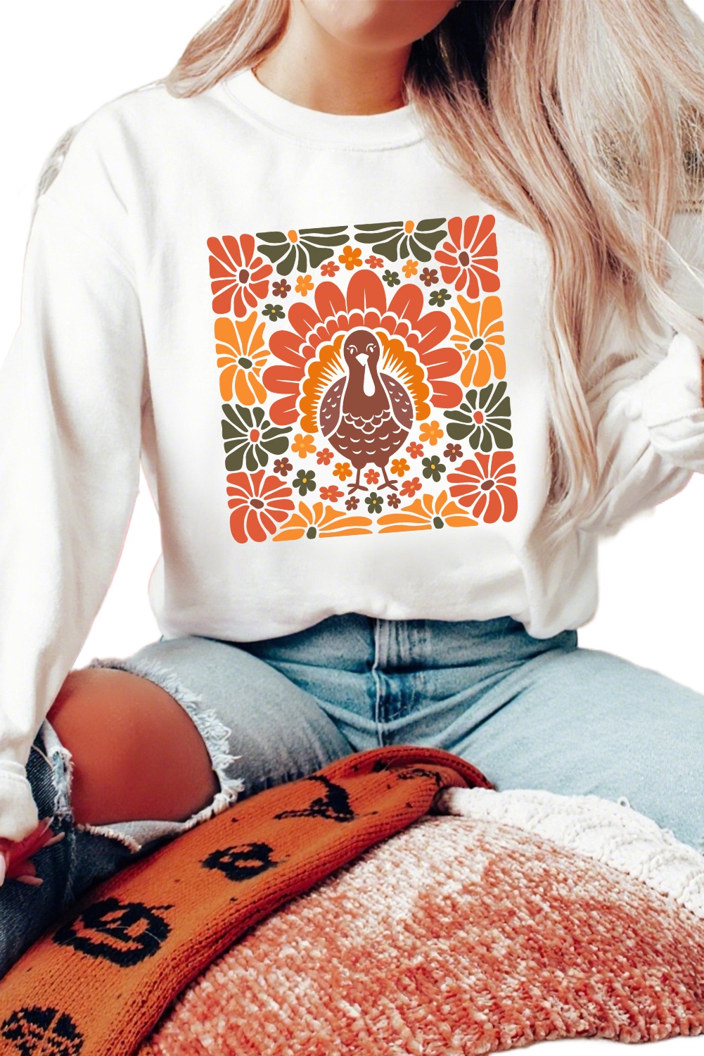 Festive White Turkey Print Crew Neck Sweatshirt – Perfect for Thanksgiving Celebrations - Detail View 5 Festive White Turkey Print Crew Neck Sweatshirt – Perfect for Thanksgiving Celebrations - Detail View 5