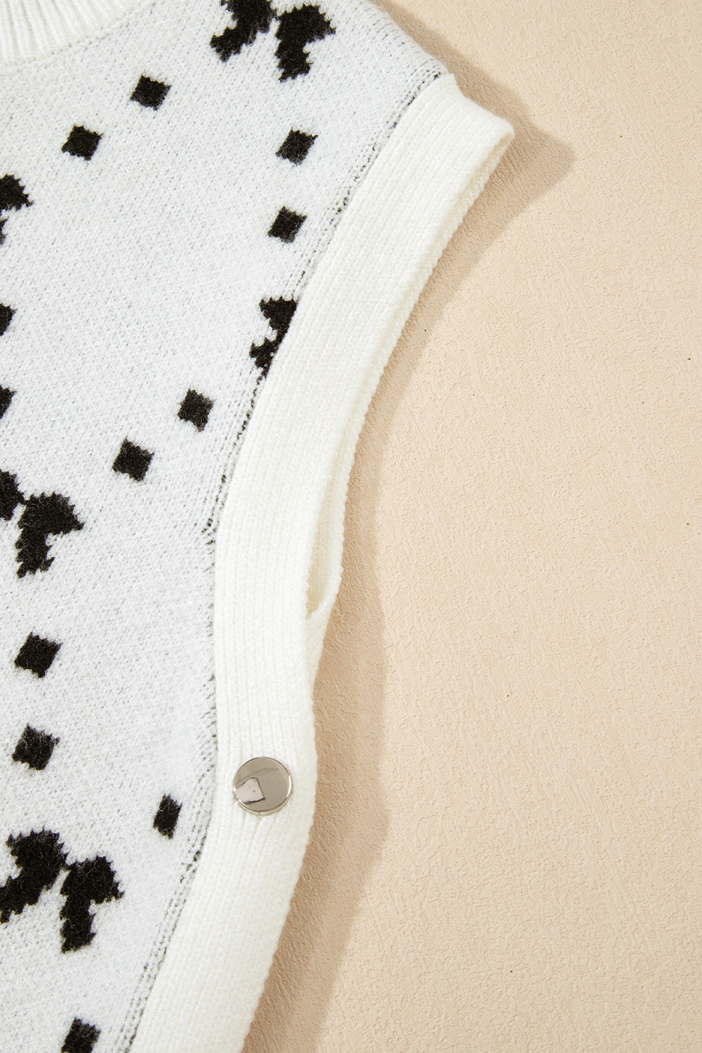 Stylish Sleeveless Knit Vest with Bow Design - Perfect for Casual Summer Outfits - Detail View 10 Stylish Sleeveless Knit Vest with Bow Design - Perfect for Casual Summer Outfits - Detail View 10