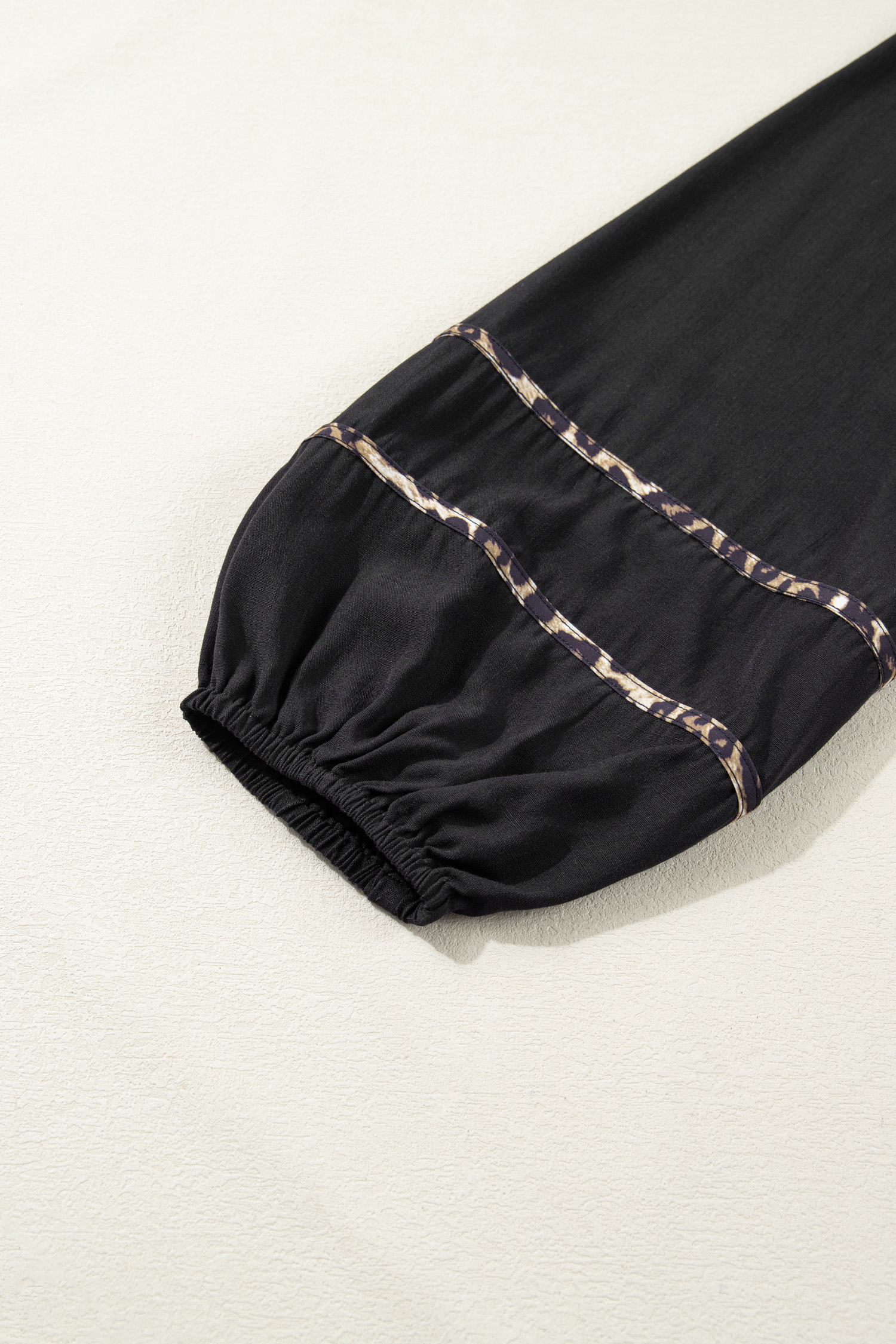 Casual Black Midi Dress with Leopard Trim – Perfect Long Sleeve Outfit for Everyday Elegance - Detail View 12 Casual Black Midi Dress with Leopard Trim – Perfect Long Sleeve Outfit for Everyday Elegance - Detail View 12