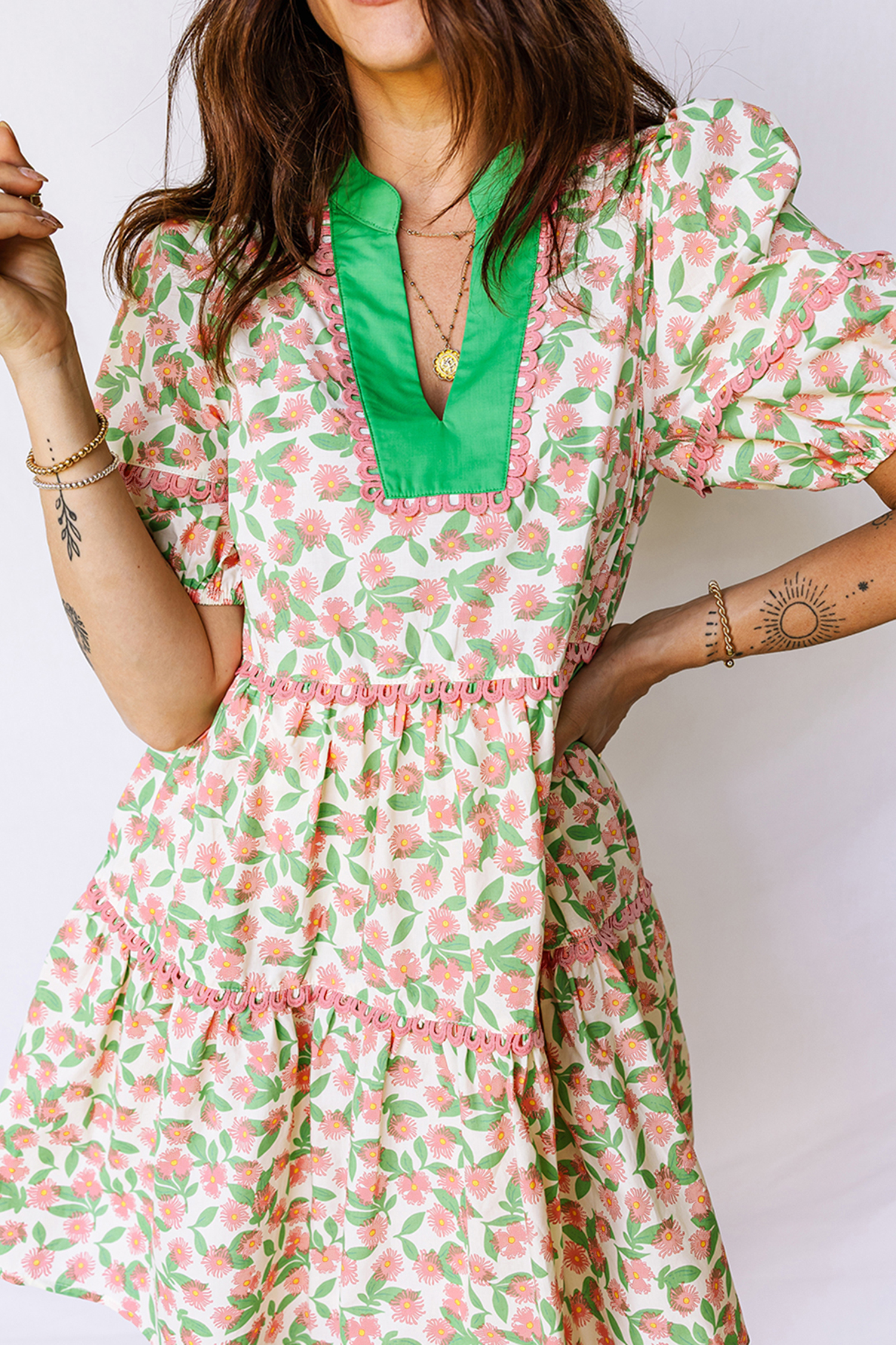 Elegant Short Puff Sleeve Dress in Green with V Neck and Floral Print – Ideal for Summer Occasions - Detail View 6 Elegant Short Puff Sleeve Dress in Green with V Neck and Floral Print – Ideal for Summer Occasions - Detail View 6