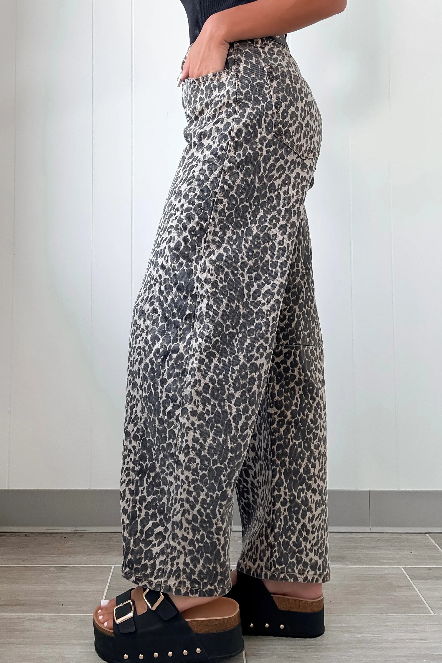 Fashionable High Waist Barrel Jeans with Black Leopard Print – Ideal for Everyday Wear - Detail View 3 Fashionable High Waist Barrel Jeans with Black Leopard Print – Ideal for Everyday Wear - Detail View 3