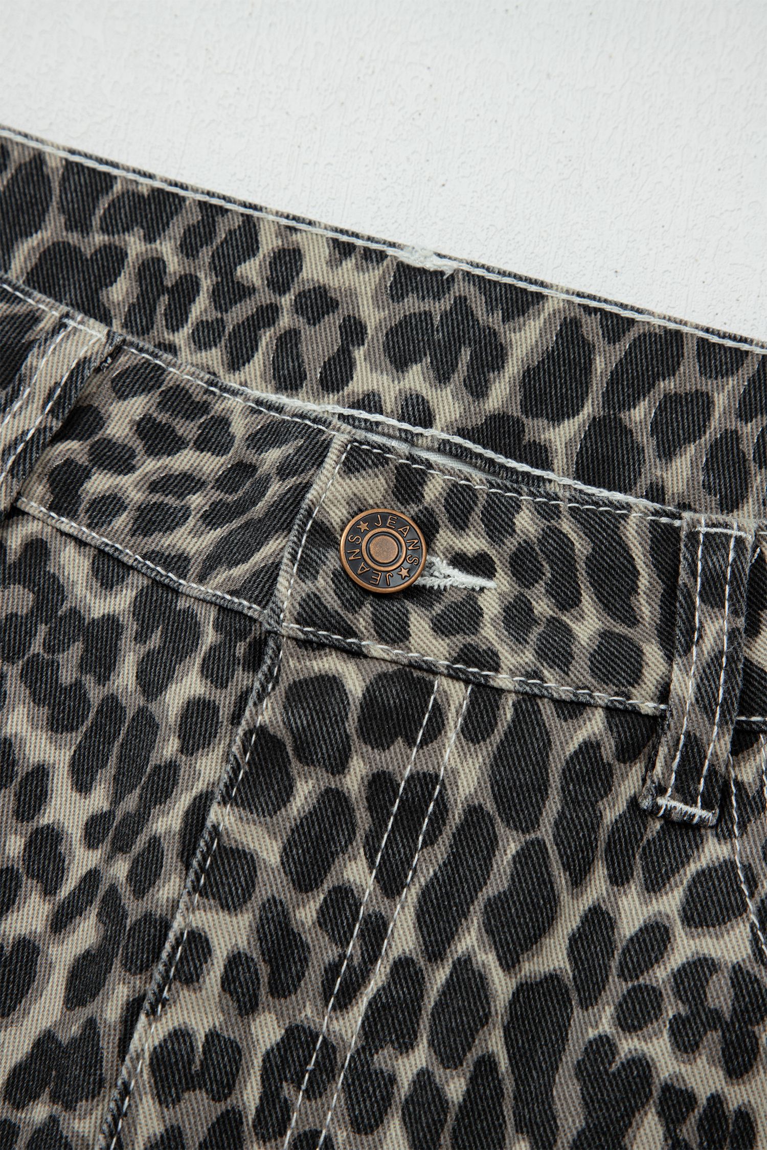 Chic Black Leopard Print High Waist Barrel Jeans for Women – Perfect for Autumn Outings - Detail View 14 Chic Black Leopard Print High Waist Barrel Jeans for Women – Perfect for Autumn Outings - Detail View 14