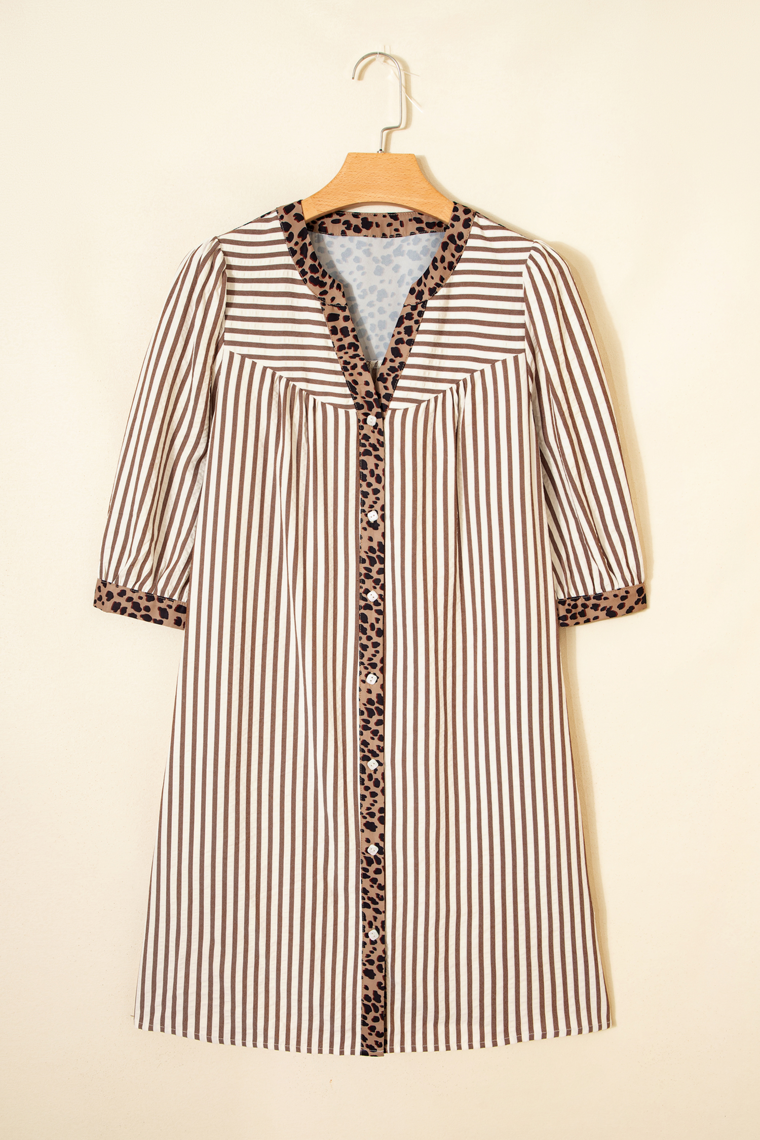 Stylish Khaki Button-Up Shirt Dress with Leopard Trim – Ideal for Casual Summer Days - Detail View 3 Stylish Khaki Button-Up Shirt Dress with Leopard Trim – Ideal for Casual Summer Days - Detail View 3
