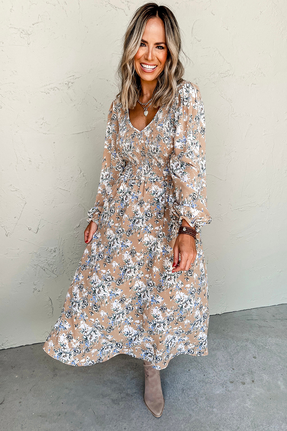 Charming Long Dress with V-Neck and Puff Sleeves - Perfect for Casual and Special Occasions - Detail View 6 Charming Long Dress with V-Neck and Puff Sleeves - Perfect for Casual and Special Occasions - Detail View 6