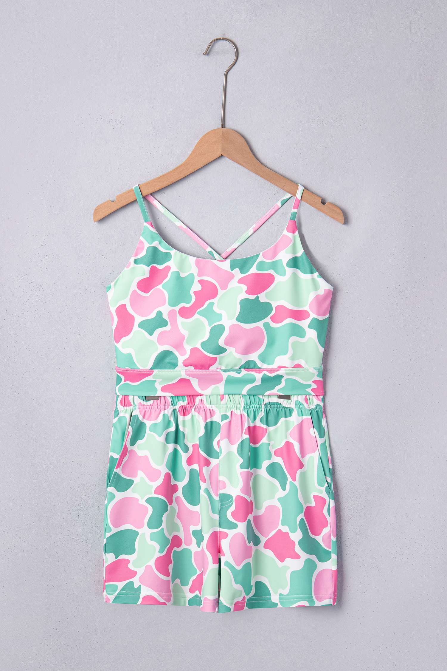 Stylish Women's Green Camo Activewear Set – High Waist Shorts & Cropped Tank Top for Daily Sport - Detail View 3 Stylish Women's Green Camo Activewear Set – High Waist Shorts & Cropped Tank Top for Daily Sport - Detail View 3