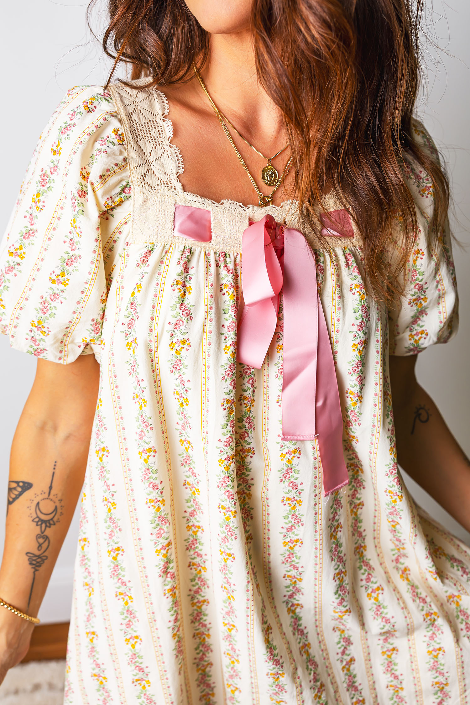 Casual Summer Floral Shift Dress – Short Sleeve Mini Dress with Bow & Lace for Daily Wear - Detail View 6 Casual Summer Floral Shift Dress – Short Sleeve Mini Dress with Bow & Lace for Daily Wear - Detail View 6