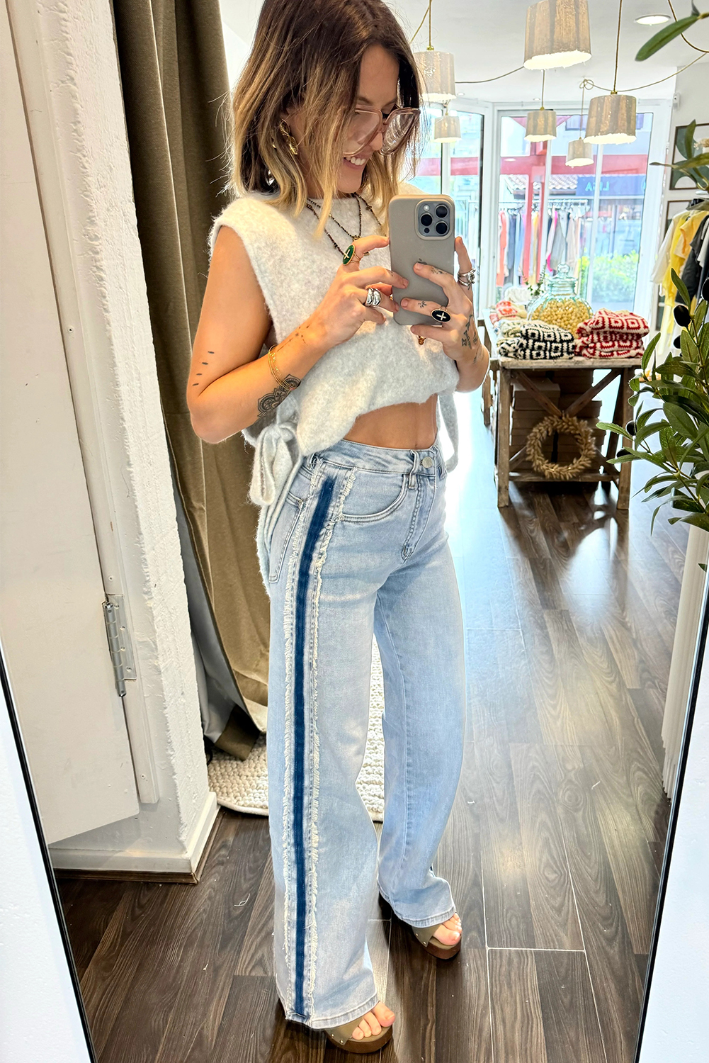 Fall Autumn Wide Leg Denim Jeans for Women – Contrast Stripe Patchwork Shift - Detail View 6 Fall Autumn Wide Leg Denim Jeans for Women – Contrast Stripe Patchwork Shift - Detail View 6