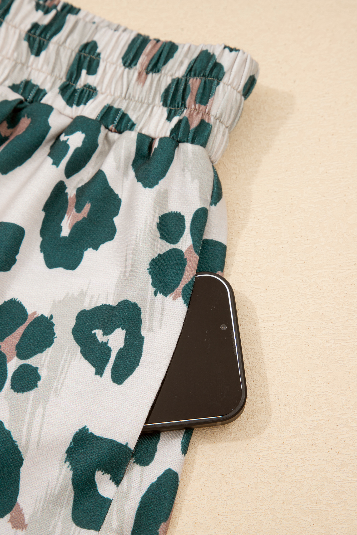 Casual Women's Leopard Print Contrast Trim 2-Piece Set – Ideal for Relaxed Summer Vibes - Detail View 12 Casual Women's Leopard Print Contrast Trim 2-Piece Set – Ideal for Relaxed Summer Vibes - Detail View 12