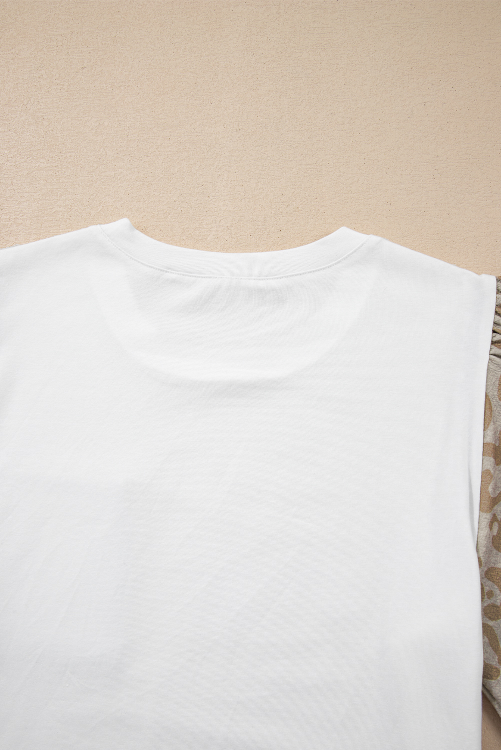 Chic White T-Shirt featuring Leopard Print, Puff Sleeves & Delicate Lace Detail - Detail View 18 Chic White T-Shirt featuring Leopard Print, Puff Sleeves & Delicate Lace Detail - Detail View 18