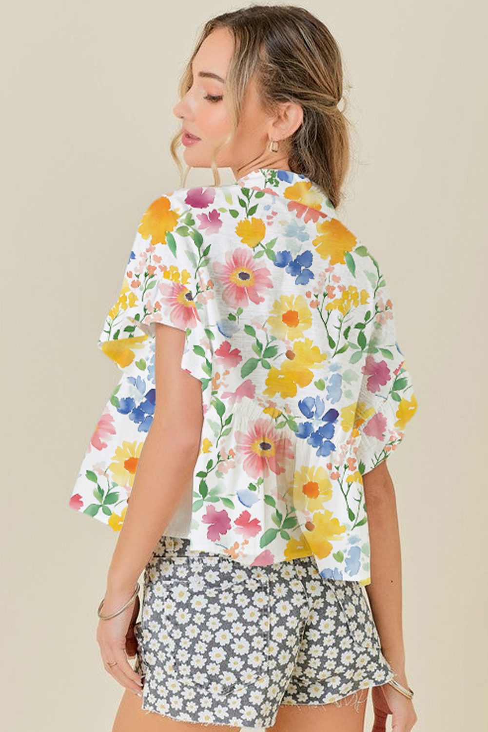 Stylish and Feminine Yellow Floral Blouse with Ruffled Sleeves - Perfect for Summer - Detail View 2 Stylish and Feminine Yellow Floral Blouse with Ruffled Sleeves - Perfect for Summer - Detail View 2