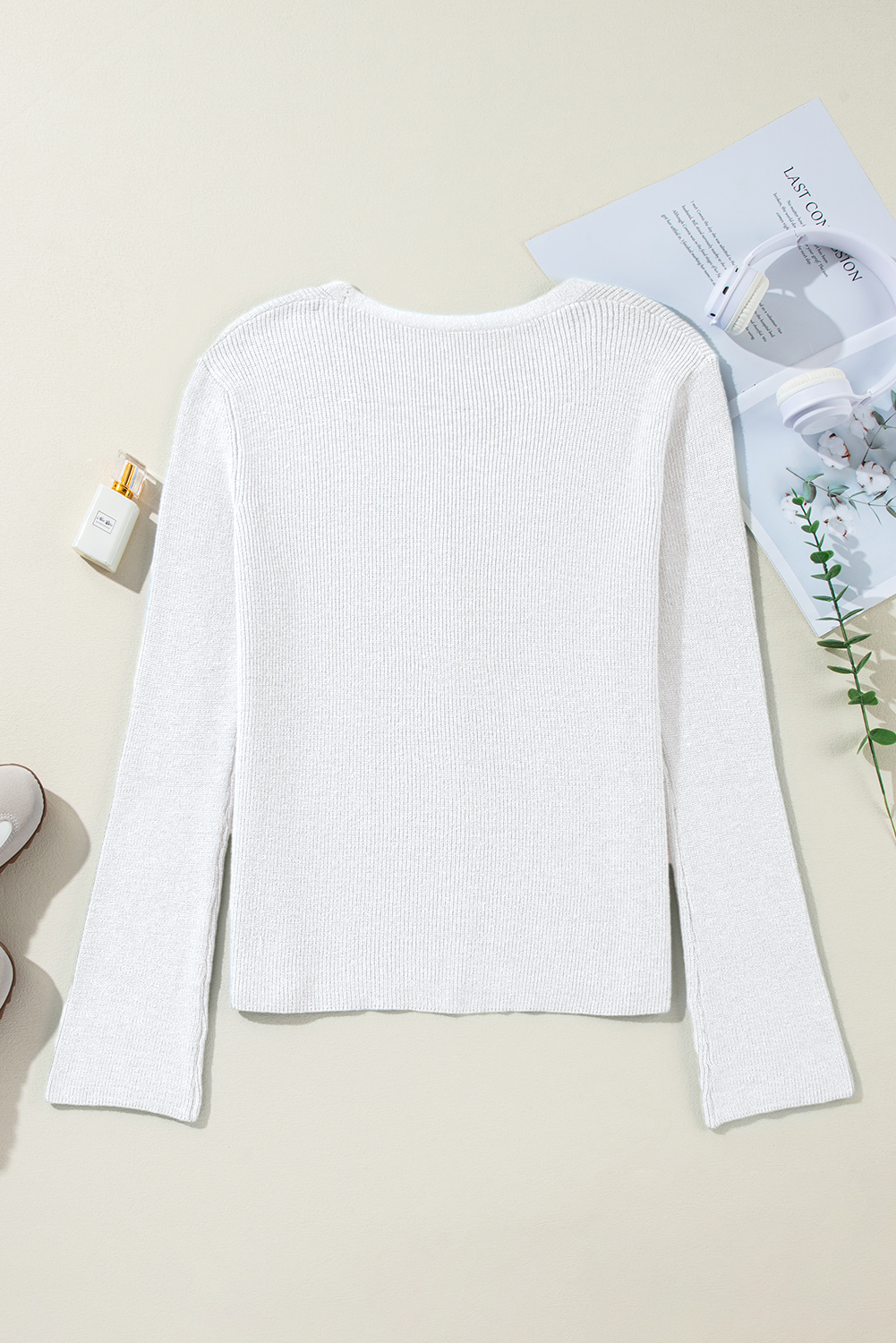 Comfortable Long Sleeve White Cardigan with V Neck - Perfect for Daily Wear - Detail View 10 Comfortable Long Sleeve White Cardigan with V Neck - Perfect for Daily Wear - Detail View 10