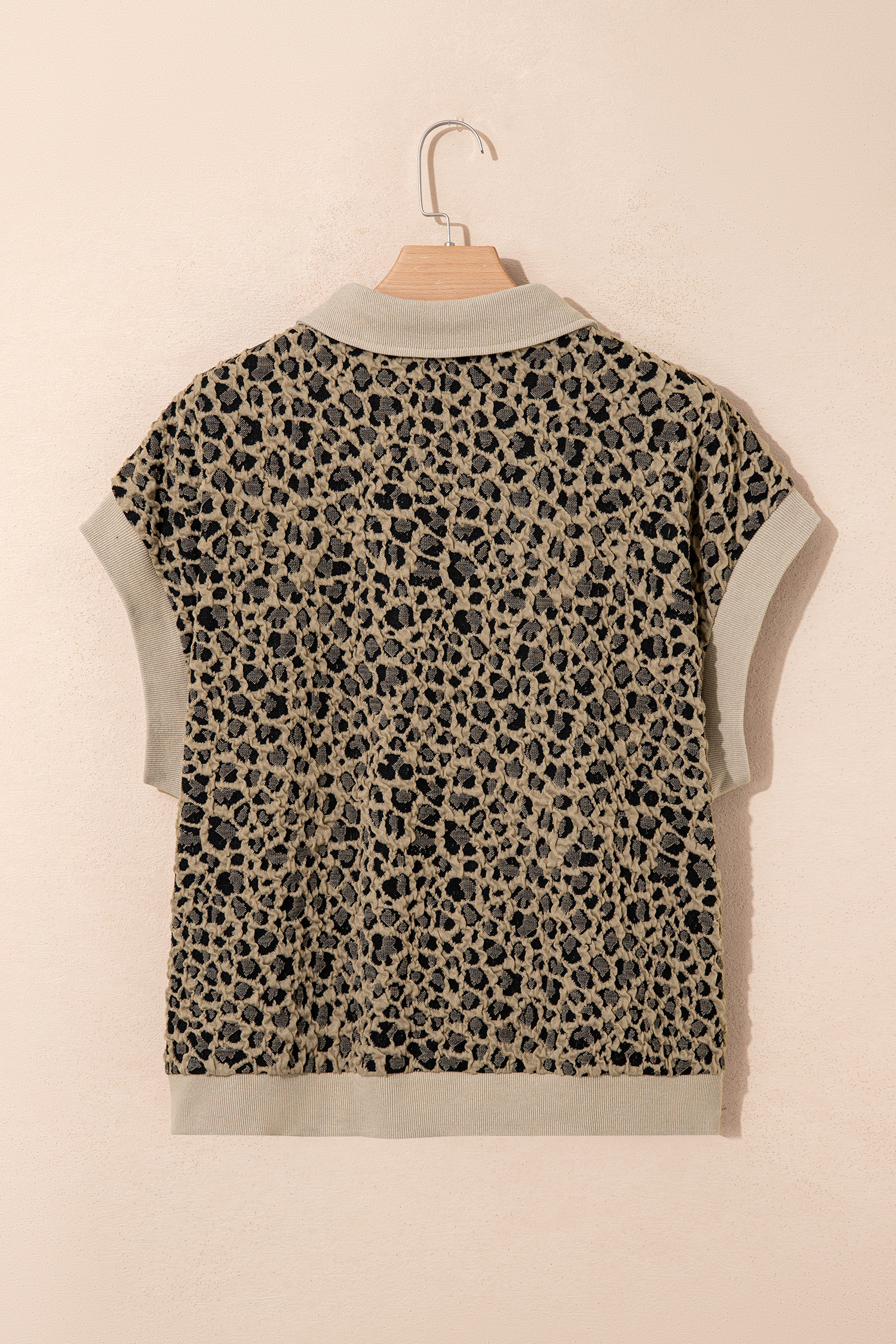 Chic Leopard Pattern Shift Top for Women – Ribbed Patchwork Collar, Summer Casual Style - Detail View 5 Chic Leopard Pattern Shift Top for Women – Ribbed Patchwork Collar, Summer Casual Style - Detail View 5