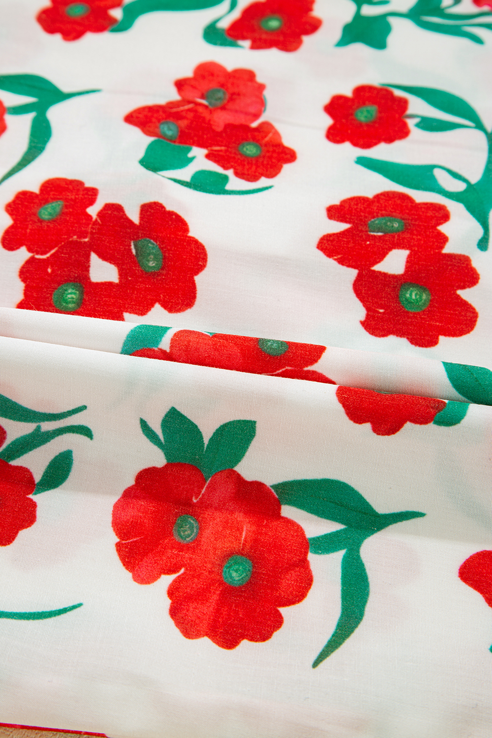 Trendy Floral Print Shirt with Feminine Puff Sleeves - Versatile for Any Occasion - Detail View 11 Trendy Floral Print Shirt with Feminine Puff Sleeves - Versatile for Any Occasion - Detail View 11