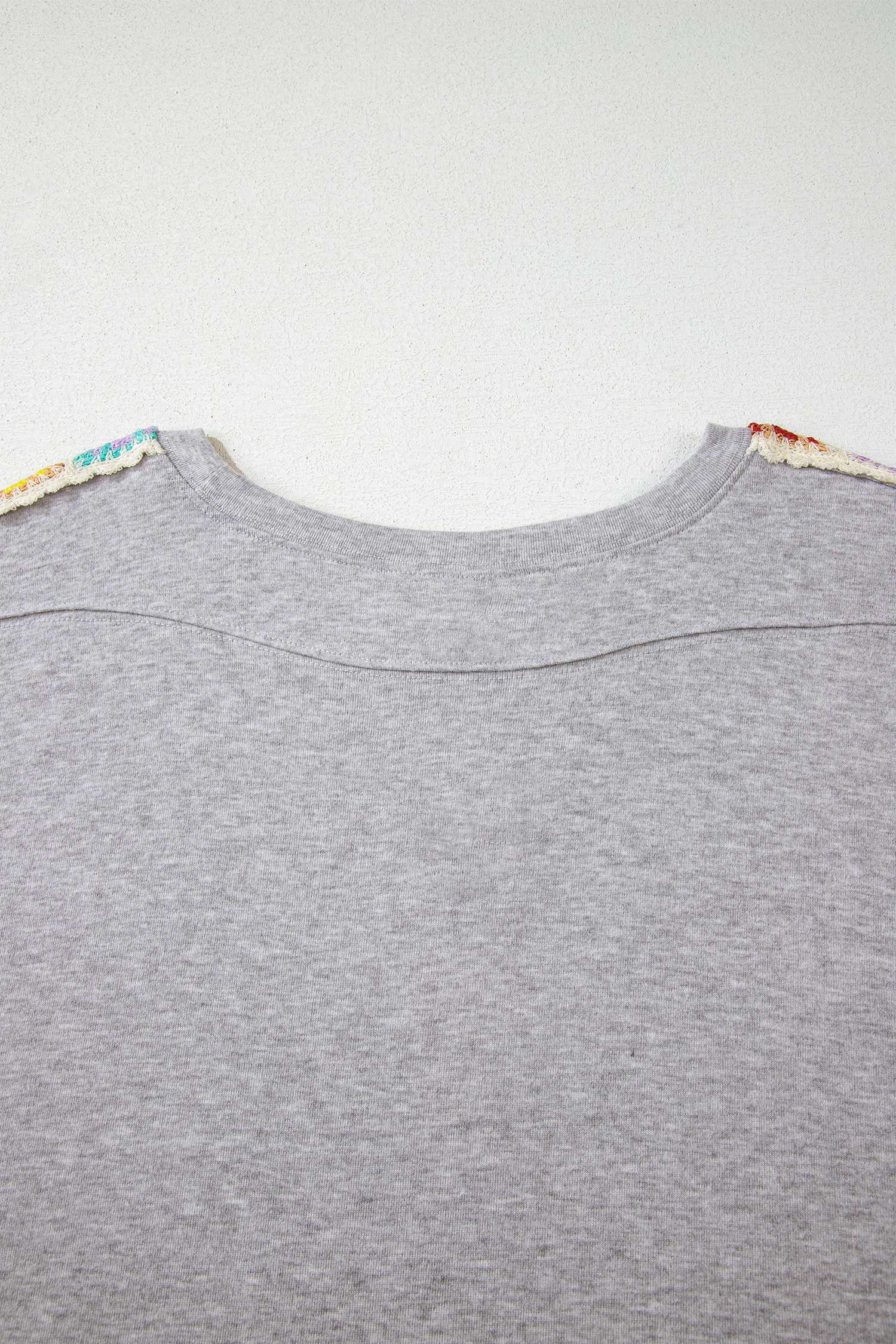 Casual Light Grey T-Shirt with Crochet Accents – Ideal for Everyday Outfits - Detail View 9 Casual Light Grey T-Shirt with Crochet Accents – Ideal for Everyday Outfits - Detail View 9