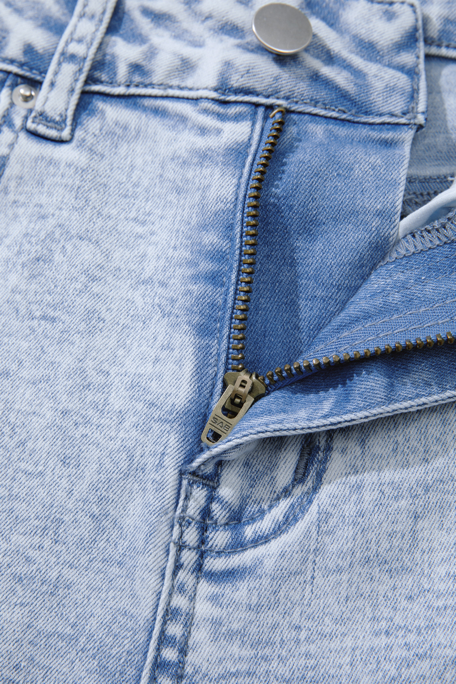 Women's Light Wash Barrel Jeans, Casual High Waist Denim - Detail View 13 Women's Light Wash Barrel Jeans, Casual High Waist Denim - Detail View 13