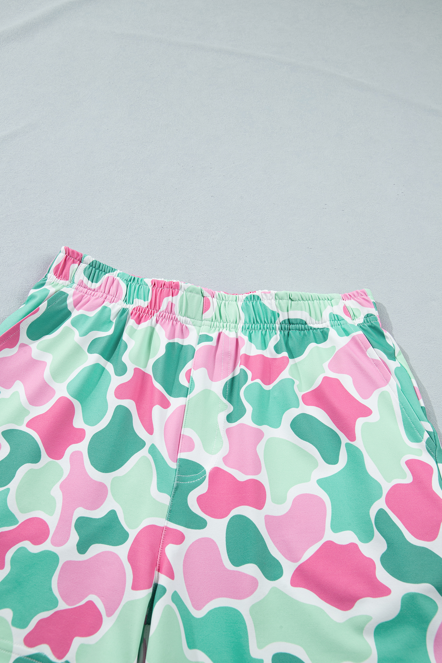 Stylish Women's Green Camo Activewear Set – High Waist Shorts & Cropped Tank Top for Daily Sport - Detail View 9 Stylish Women's Green Camo Activewear Set – High Waist Shorts & Cropped Tank Top for Daily Sport - Detail View 9