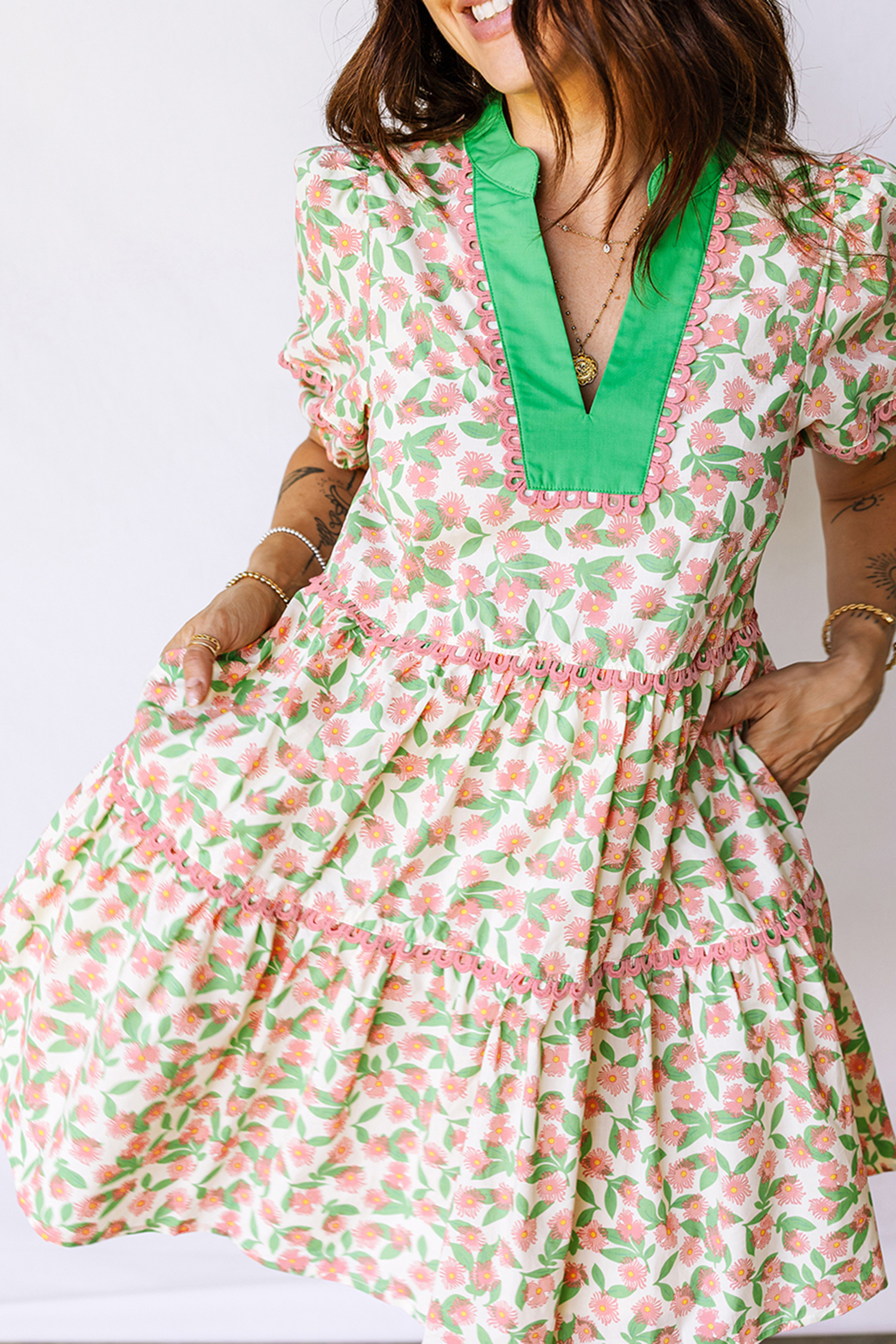 Elegant Short Puff Sleeve Dress in Green with V Neck and Floral Print – Ideal for Summer Occasions - Detail View 3 Elegant Short Puff Sleeve Dress in Green with V Neck and Floral Print – Ideal for Summer Occasions - Detail View 3