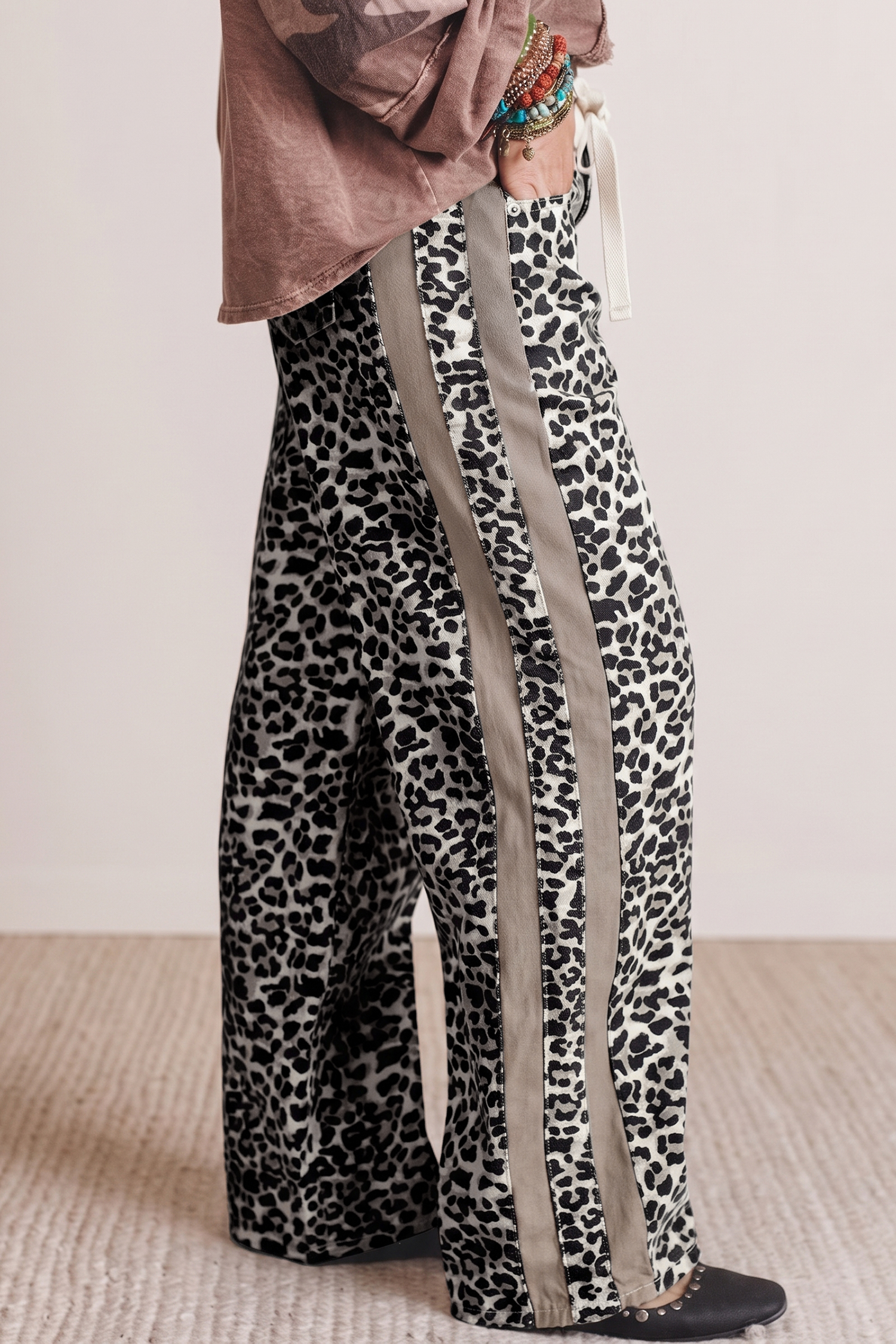 Trendy Leopard Print Pants, Casual High Waist Straight Jeans - Detail View 6 Trendy Leopard Print Pants, Casual High Waist Straight Jeans - Detail View 6