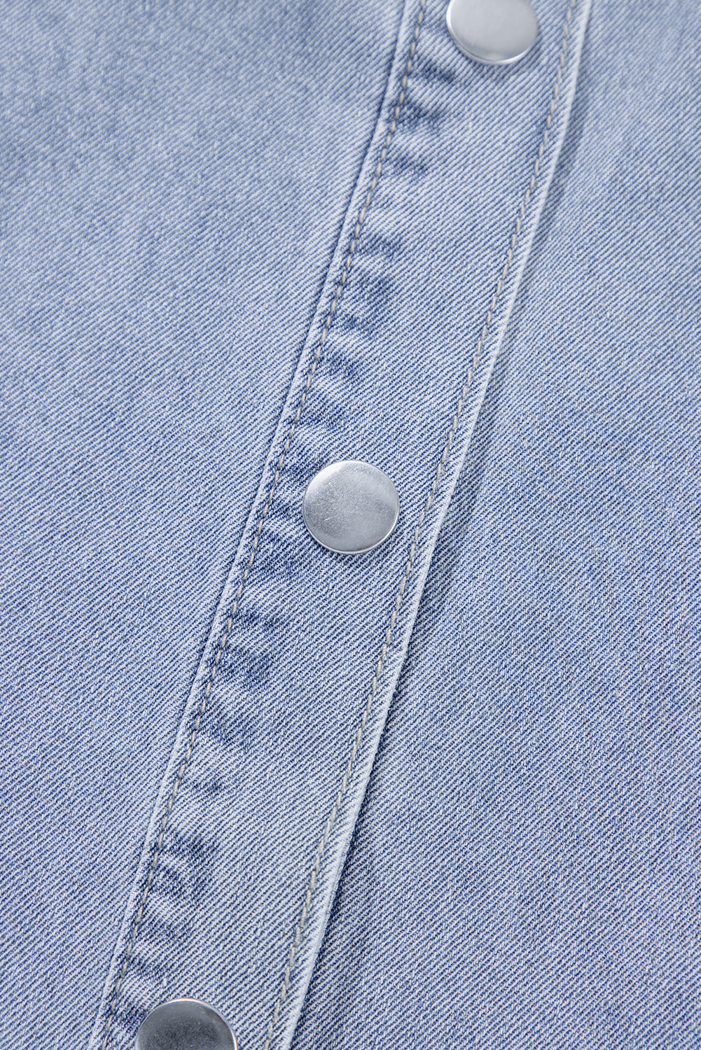 Fashionable Boxy Fit Cropped Shirt for Summer - Versatile Denim Blouse - Detail View 19 Fashionable Boxy Fit Cropped Shirt for Summer - Versatile Denim Blouse - Detail View 19