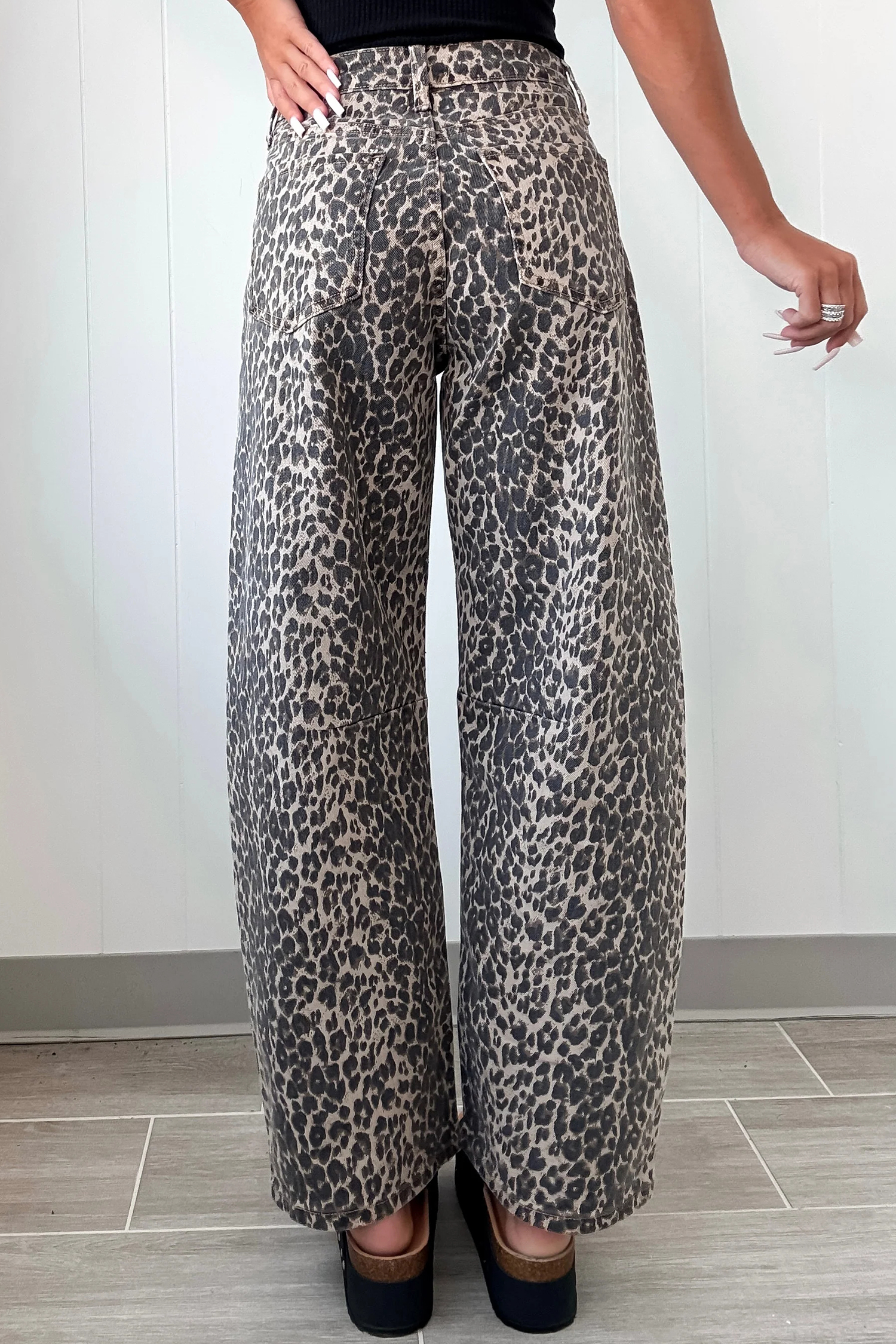 Chic Black Leopard Print High Waist Barrel Jeans for Women – Perfect for Autumn Outings - Detail View 2 Chic Black Leopard Print High Waist Barrel Jeans for Women – Perfect for Autumn Outings - Detail View 2
